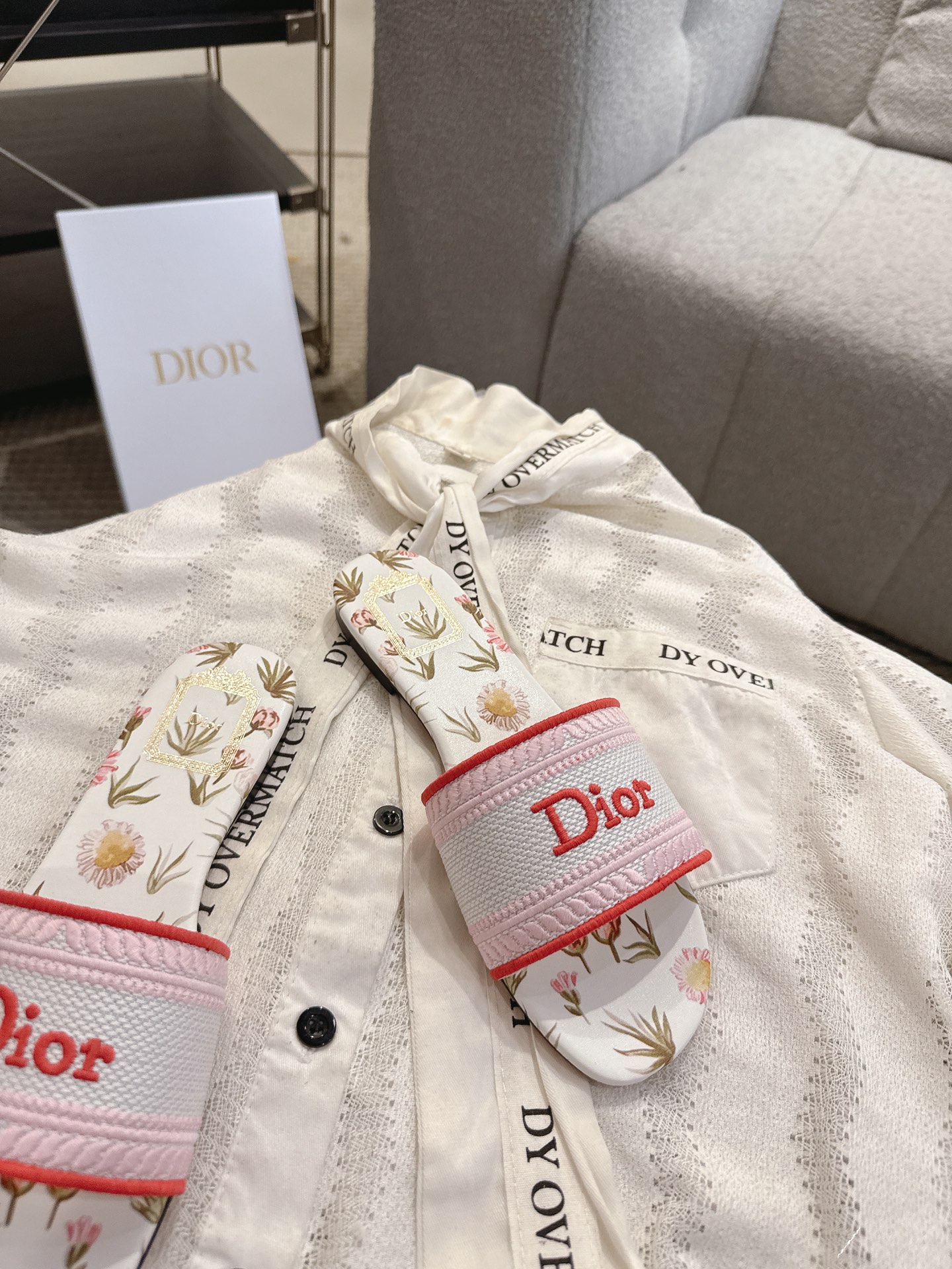 디올(DIOR) 플라워 자수 로고 슬라이드 슬리퍼