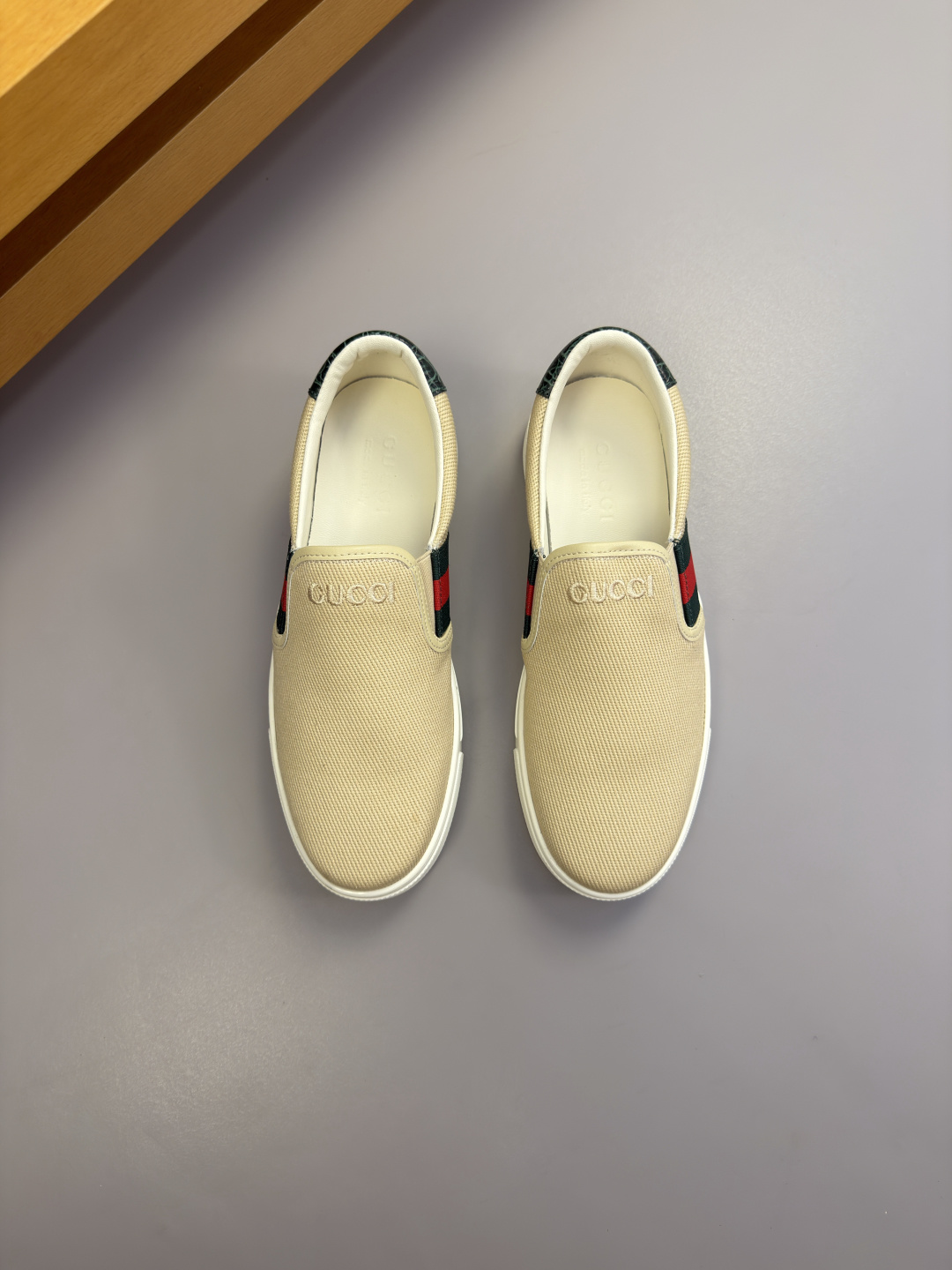 [Gucci] 구찌 스톤 엠보스 레더 믹스 스니커즈 슬립온 신발