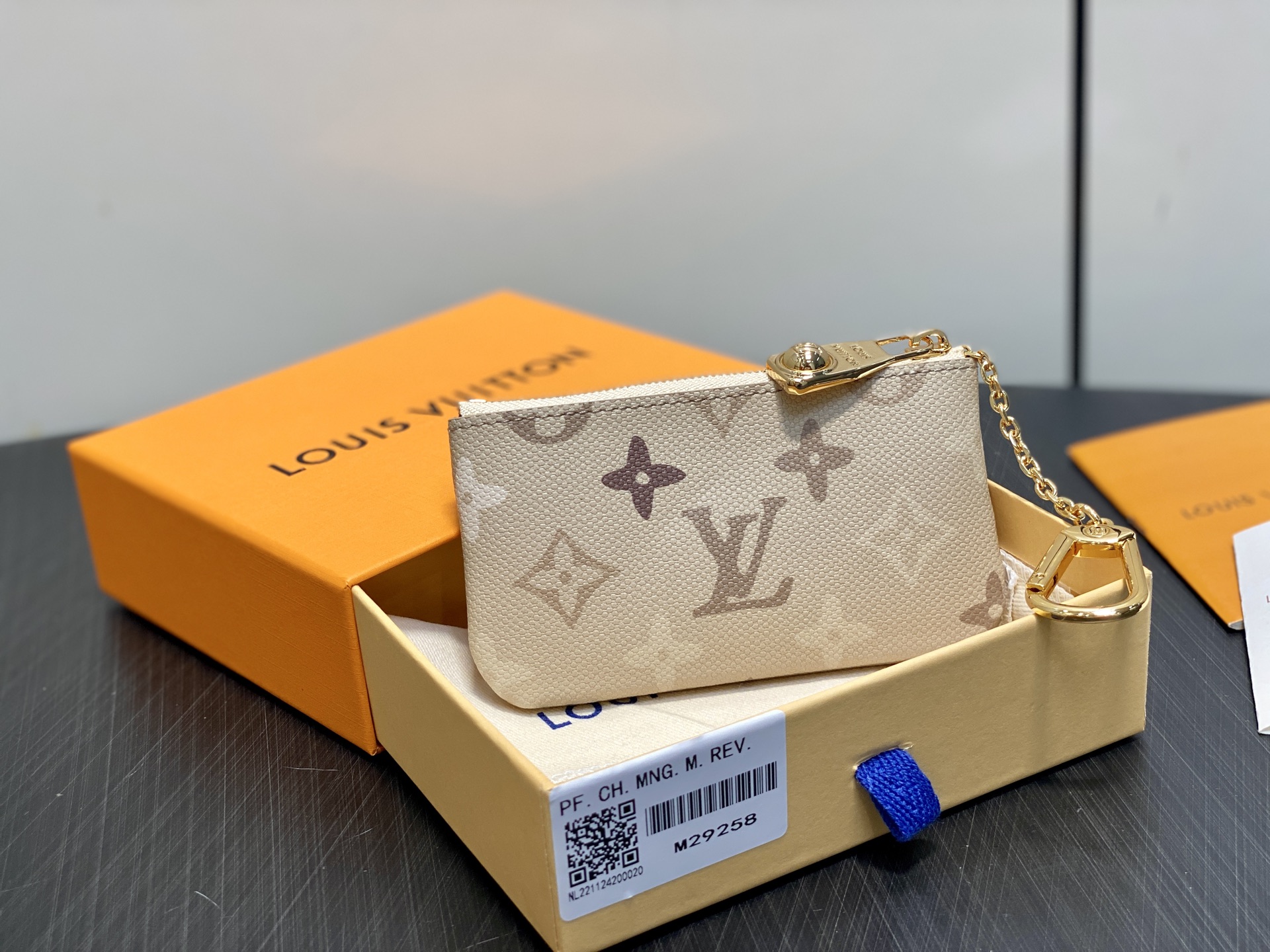 [Louis Vuitton] LV 루이비통 모노그램 서플러스 포쉐트 클레 (에이프리콧 그레이) 지갑