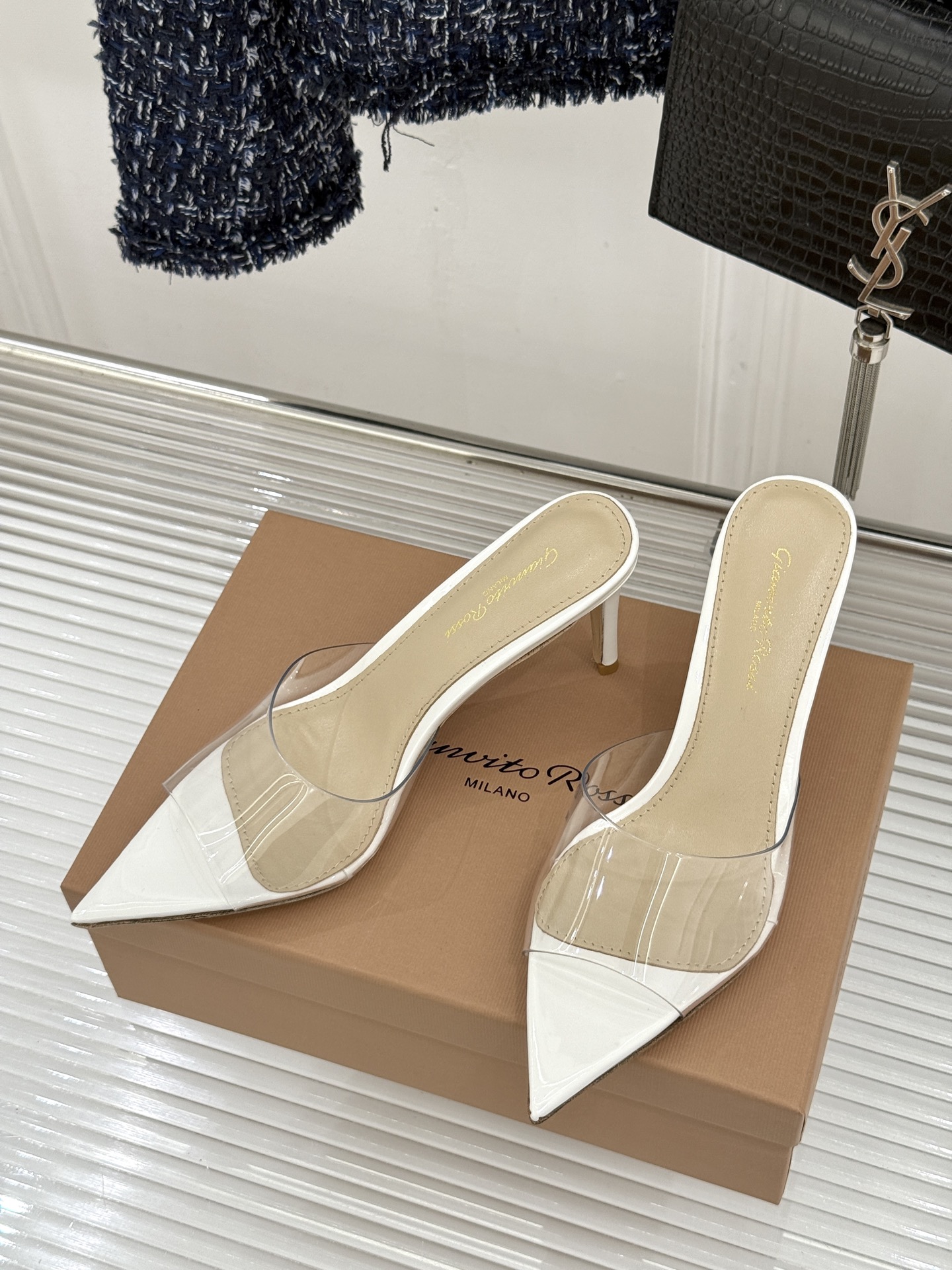 지안비토 로시(Gianvito Rossi) 포인티드 토 힐 슬리퍼 신발