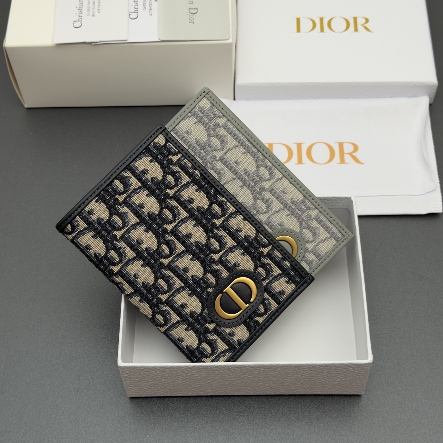 [Dior] 디올 30 Montaigne 몽테인 블루 오블리크 패스포트 홀더 지갑