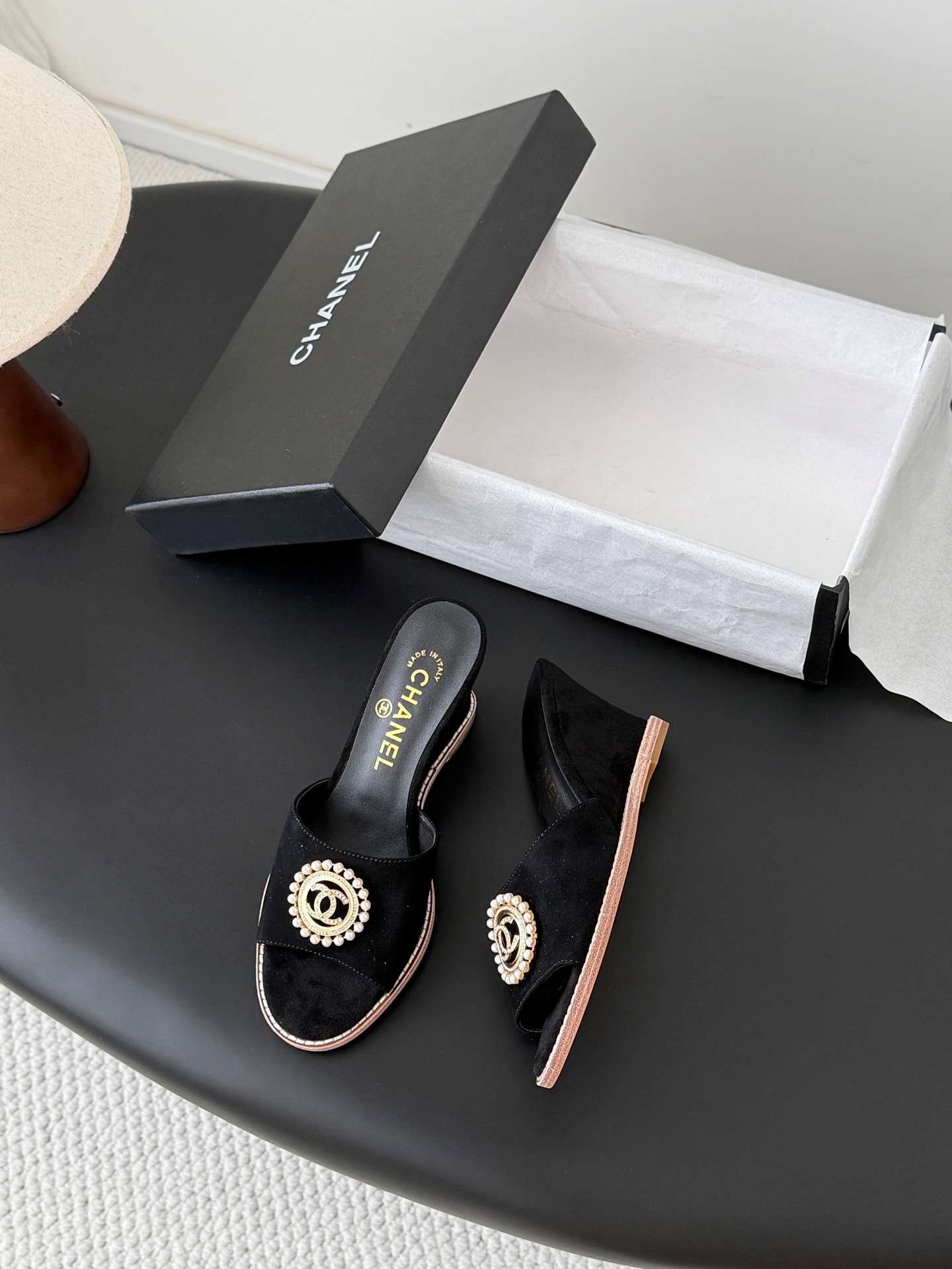 샤넬(CHANEL) 진주 메달 웨지 뮬 샌들 신발