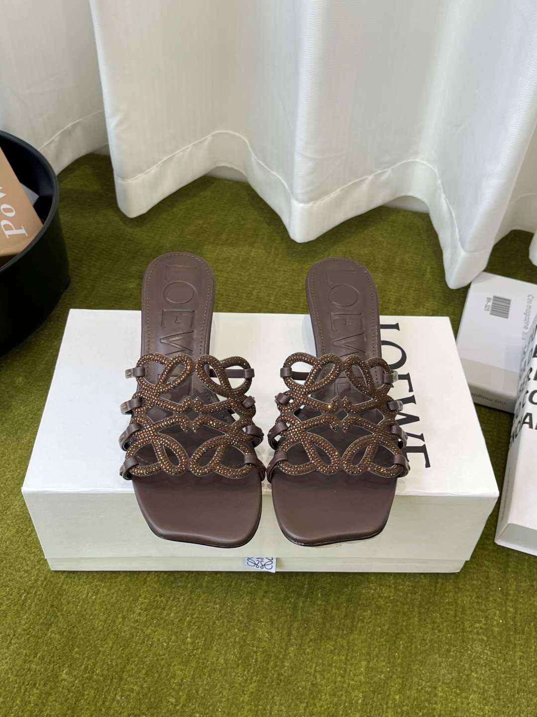 로에베(LOEWE) 아나그램 라인스톤 미들 힐 신발