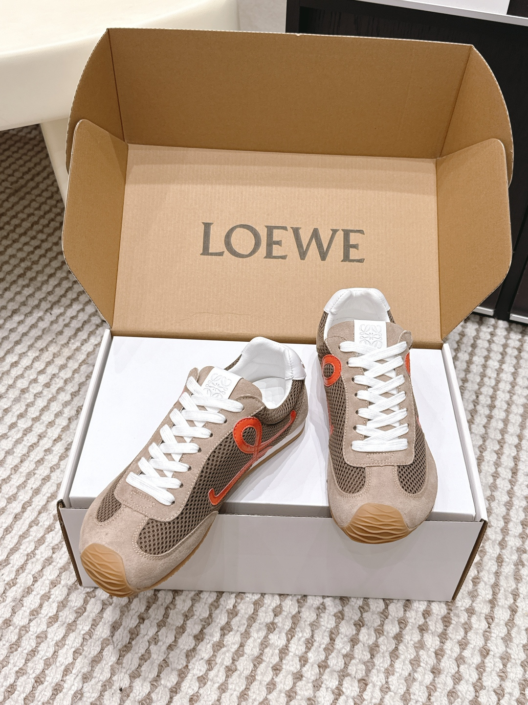 로에베(LOEWE) 스웨이드 메시 러너 스니커즈 신발