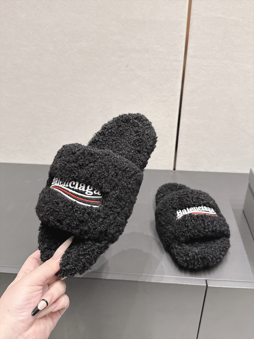 발렌시아가(BALENCIAGA) 퍼 플랫폼 슬리퍼 신발
