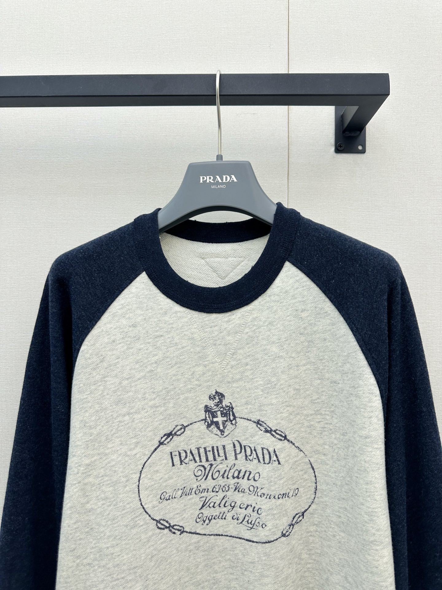 프라다(PRADA) 배색 로고 레터링 래글런 맨투맨 상의 의류