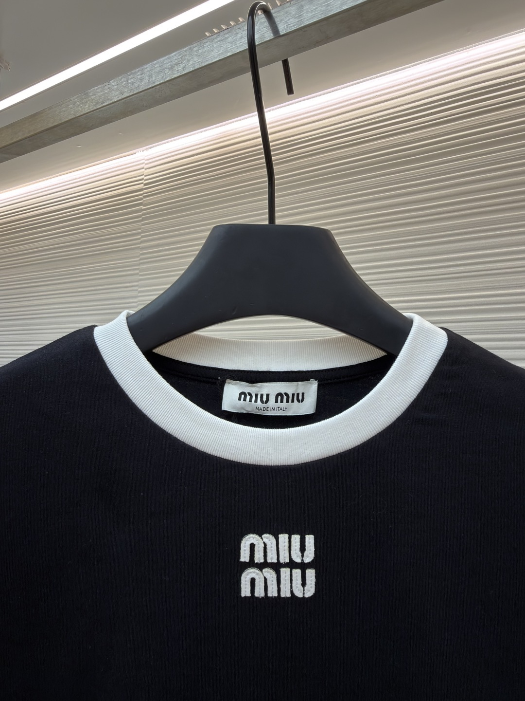 미우미우(MIU MIU) 로고 아플리케 배색 반팔 티셔츠 상의 의류