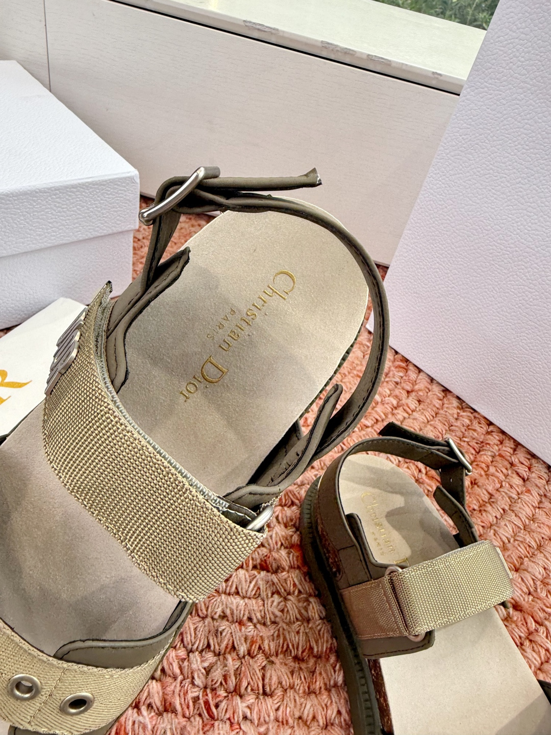 디올(DIOR) CD 버클 샌들 신발
