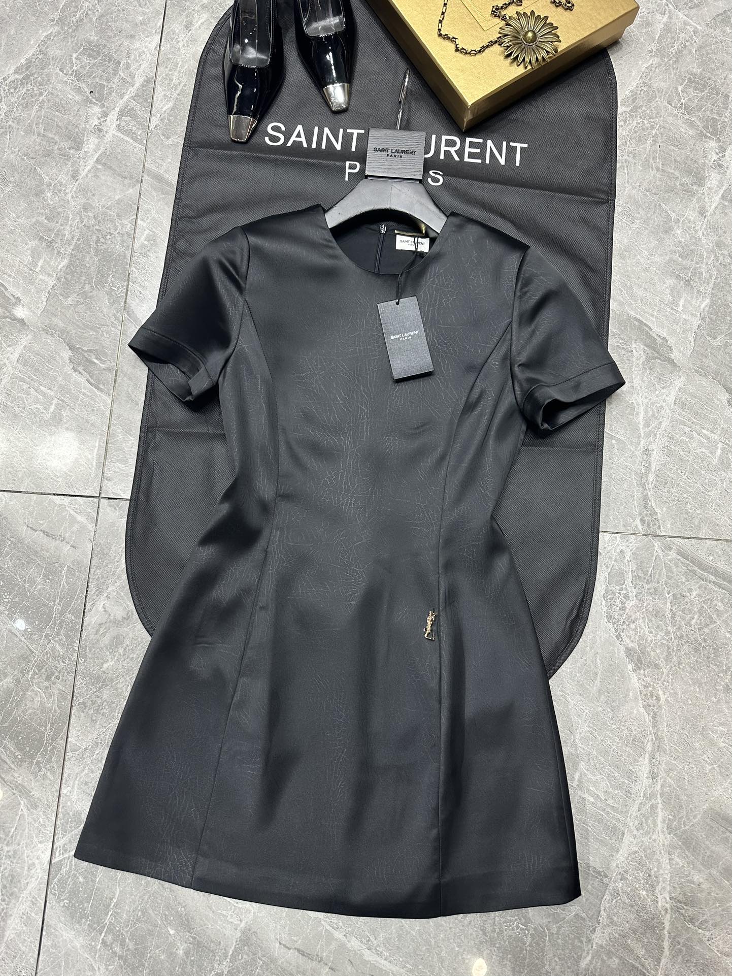 [Saint Laurent] YSL 생로랑 텍스처드 레더 이펙트 A라인 미니 원피스 의류