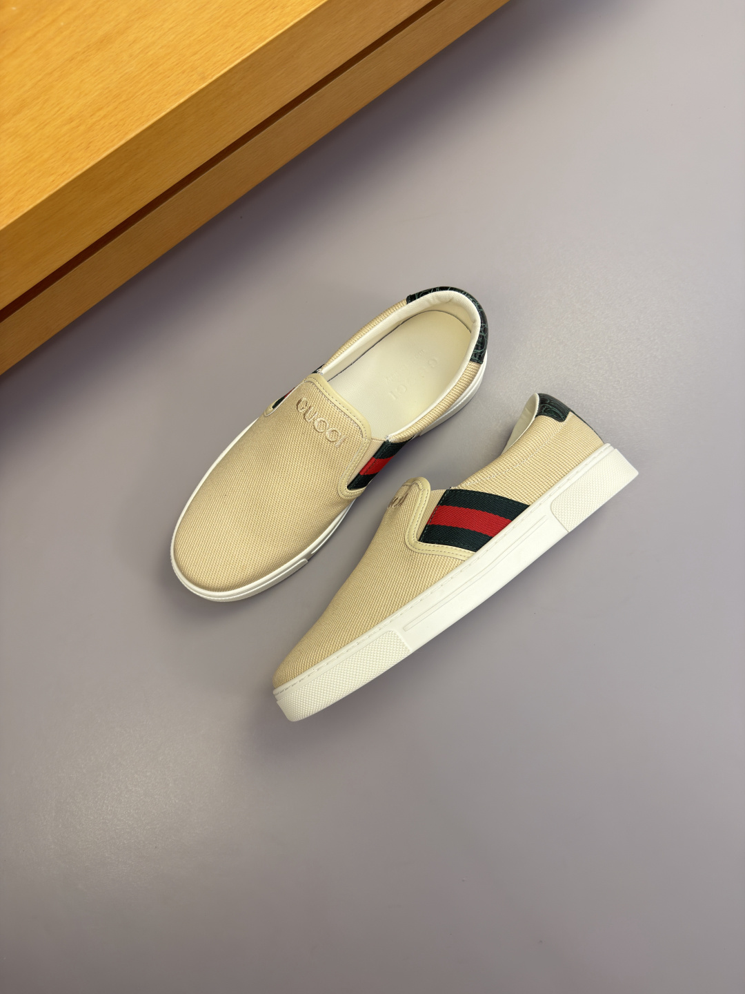 [Gucci] 구찌 스톤 엠보스 레더 믹스 스니커즈 슬립온 신발