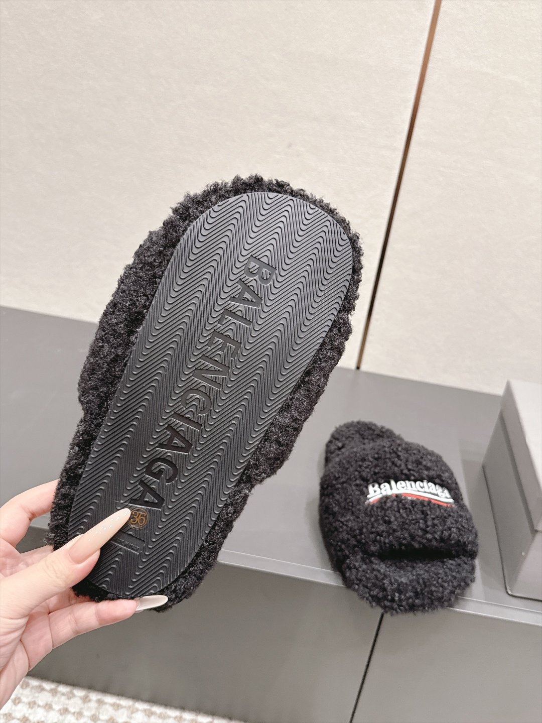 발렌시아가(BALENCIAGA) 퍼 플랫폼 슬리퍼 신발