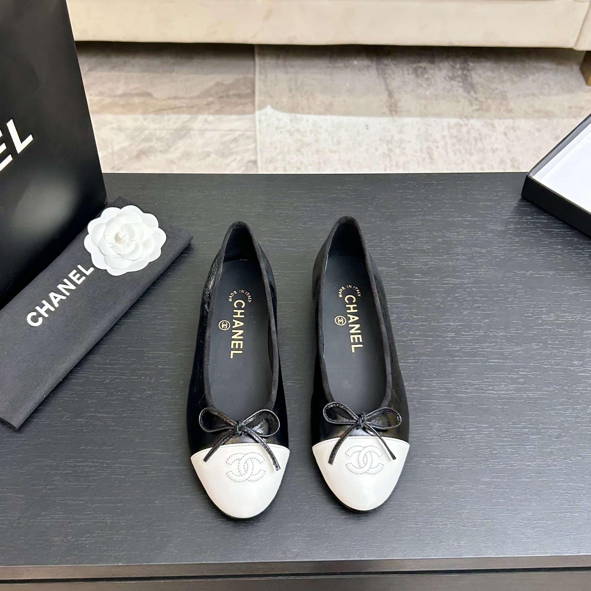 샤넬(CHANEL) 리본 배색 발레리나 플랫슈즈 신발