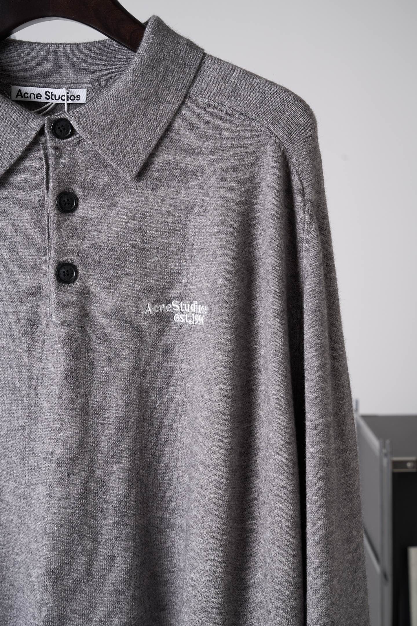 아크네(Acne studios) 로고 자수 울 폴로 니트 상의 의류