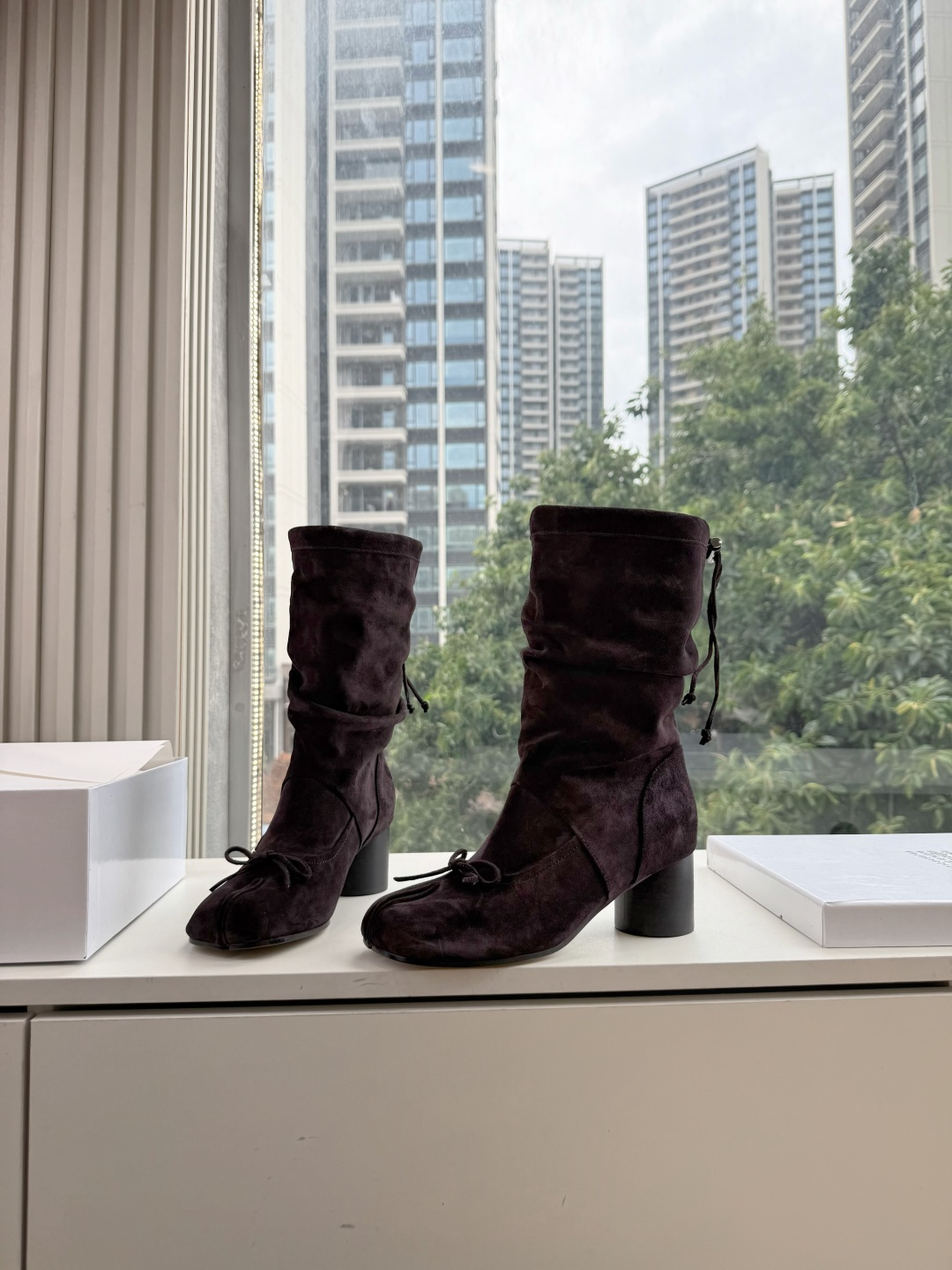 메종 마르지엘라(Maison Margiela) 타비 스웨이드 미들 부츠 신발