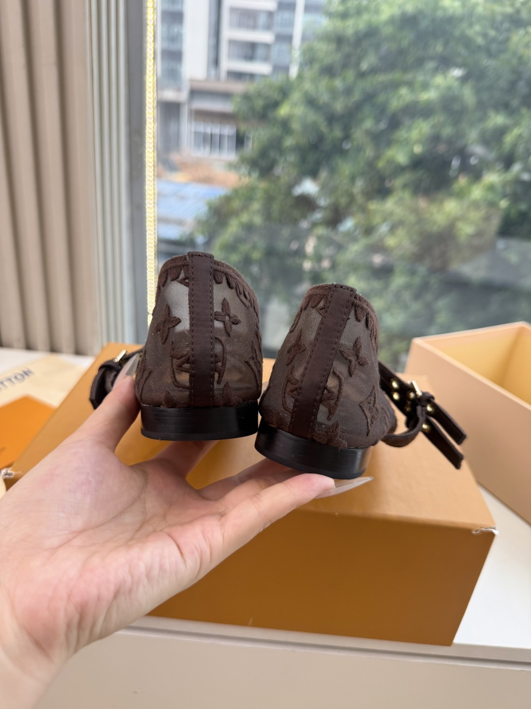 루이비통(LV) 무라카미 체리 메쉬 샌들 신발