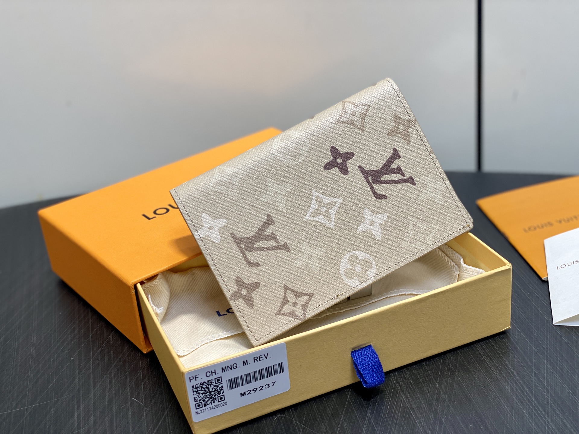 [Louis Vuitton] LV 루이비통 모노그램 서플러스 패스포트 커버 (에이프리콧 그레이) 여권 지갑