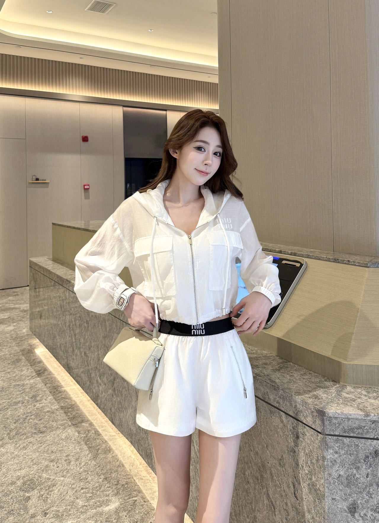 miumiu 미우미우 26SS 하이엔드 텍스처 바람막이 선케어 자켓 재킷 + 반바지 세트업 의류