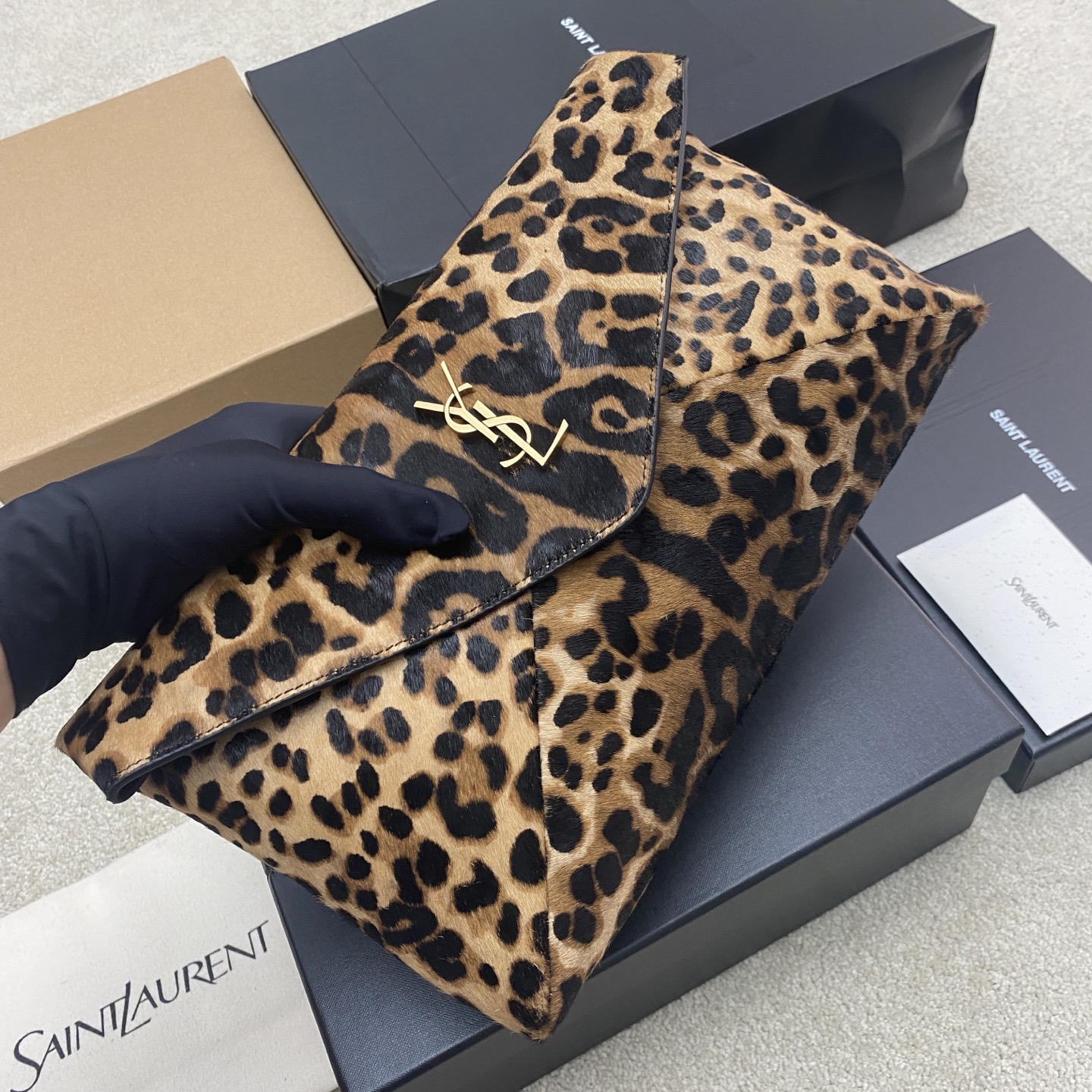 YSL 생로랑 카산드라(Cassandre) 대형 레오파드 엔벨로프 클러치 백 가방