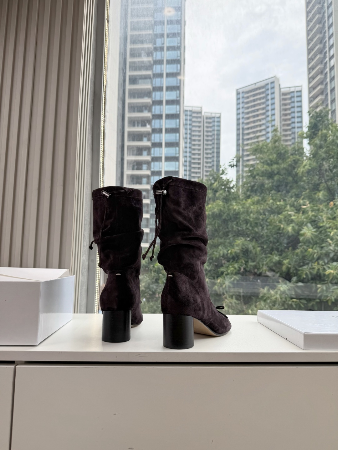 메종 마르지엘라(Maison Margiela) 타비 스웨이드 미들 부츠 신발