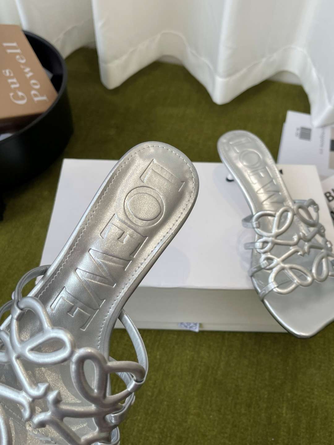 로에베(LOEWE) 아나그램 스트랩 스퀘어토 키튼힐 신발