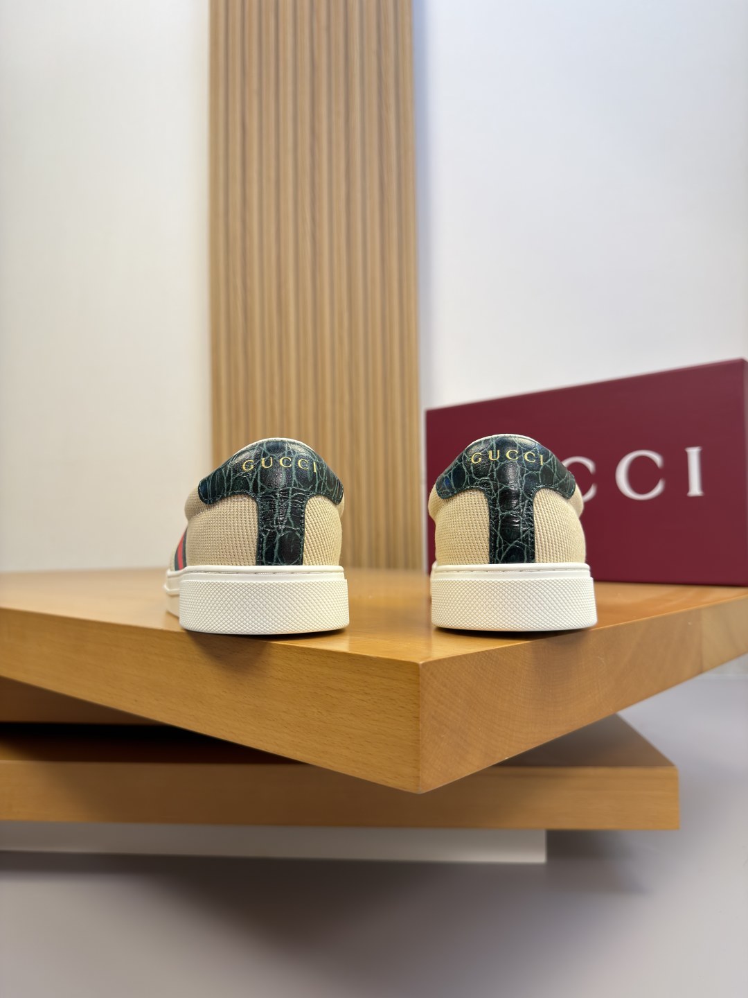[Gucci] 구찌 스톤 엠보스 레더 믹스 스니커즈 슬립온 신발
