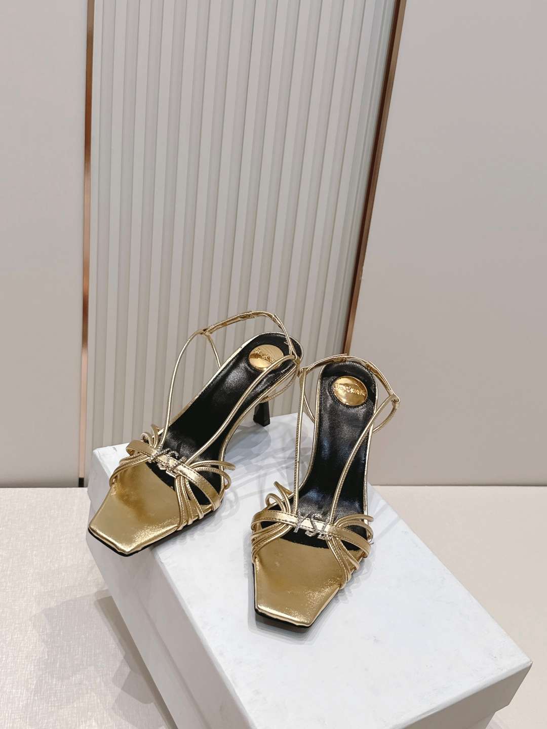 생로랑(YSL) 스퀘어토 스트랩 샌들 신발