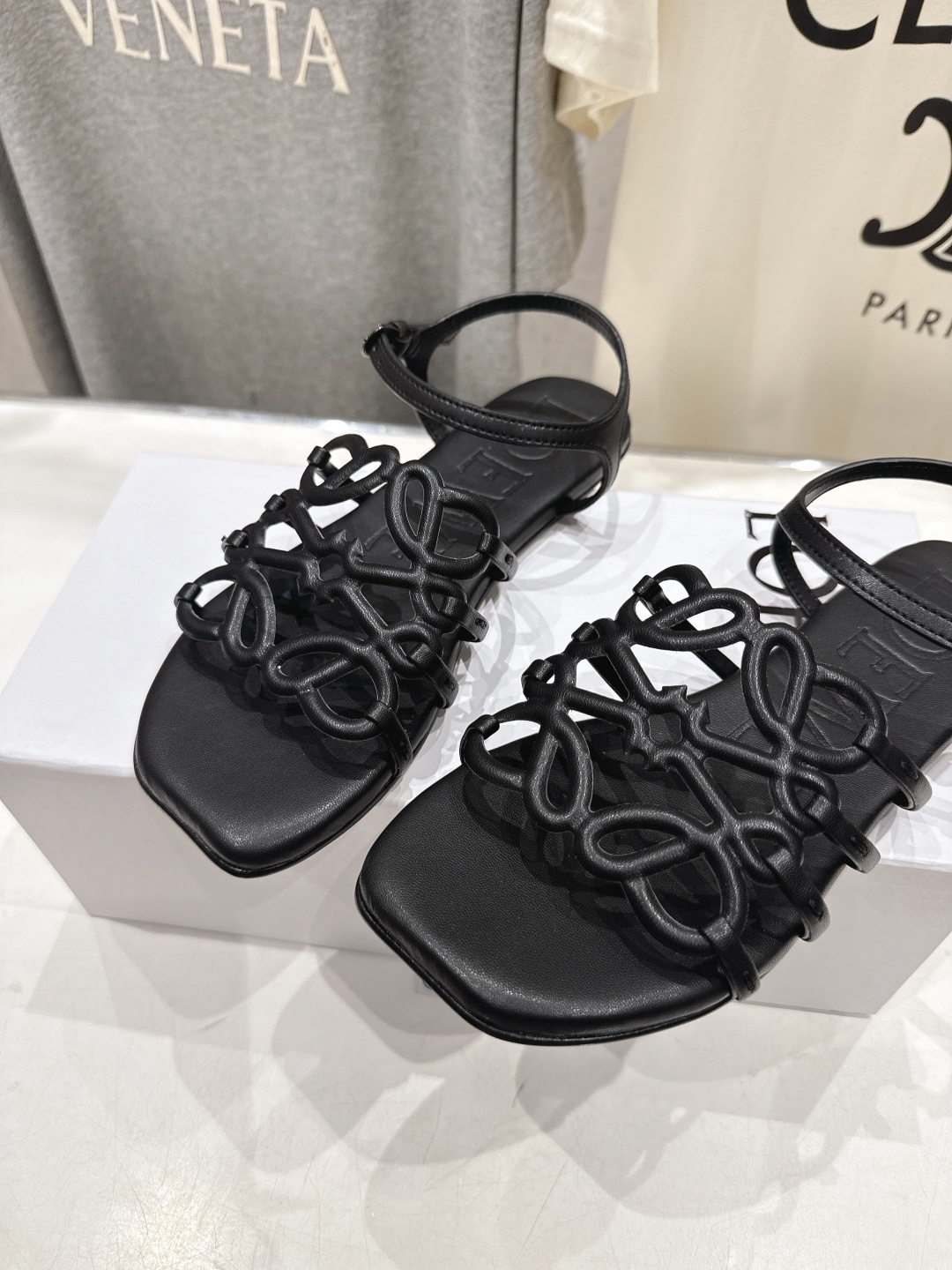 로에베(LOEWE) 아나그램 스트랩 플랫 샌들 신발