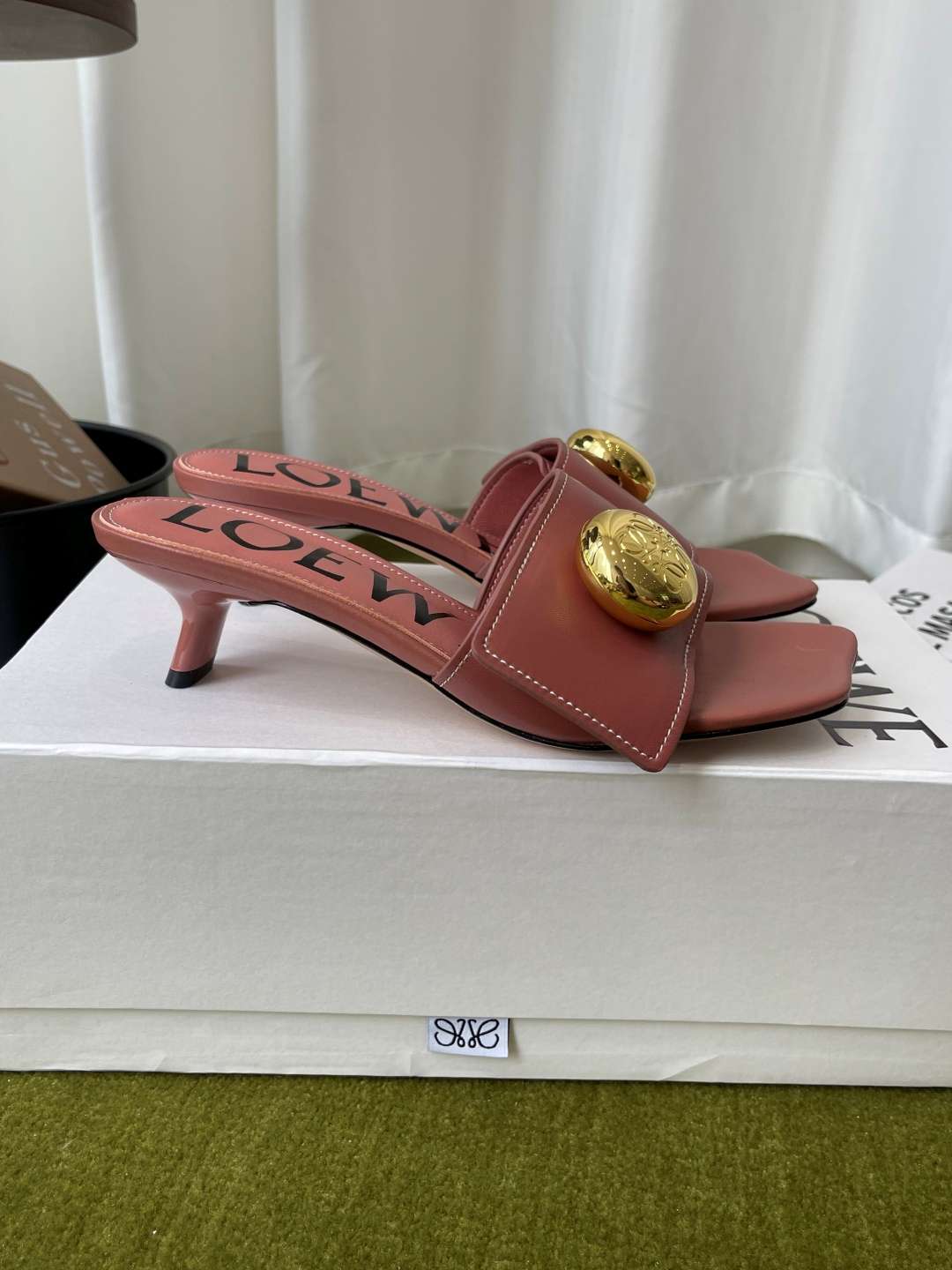 로에베(LOEWE) 메달 스퀘어토 키튼힐 뮬 샌들 신발