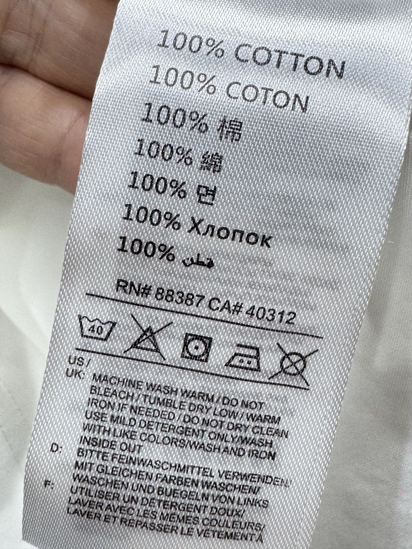디올(DIOR) 레터링 자수 슬리브리스 상의 의류