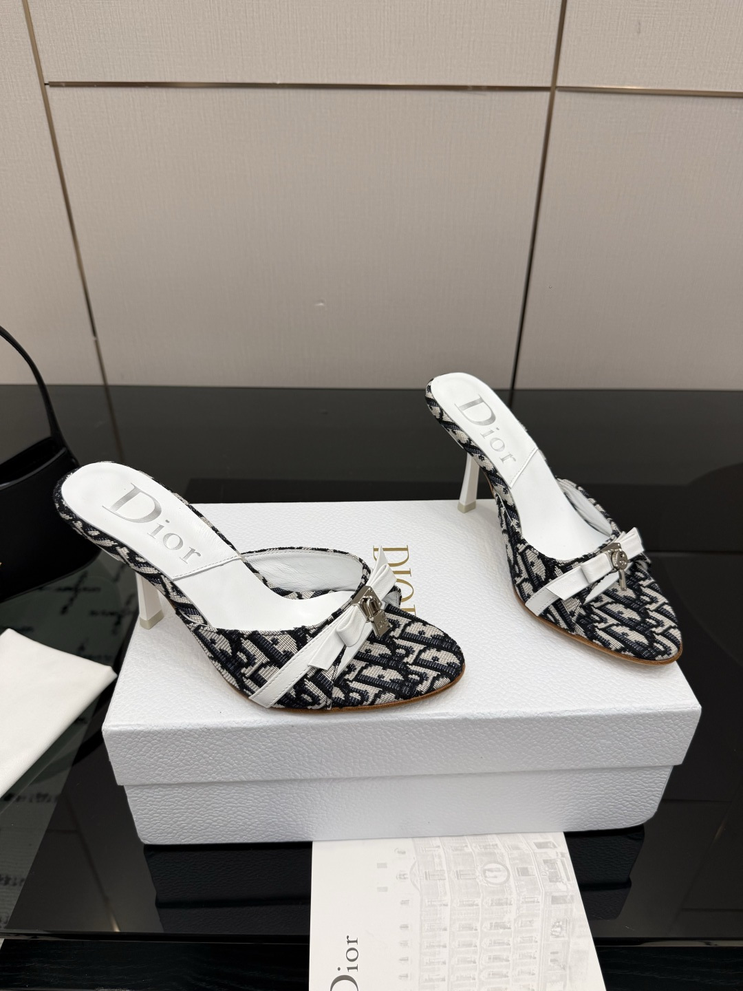 디올(DIOR) 패브릭 뮬 힐 신발
