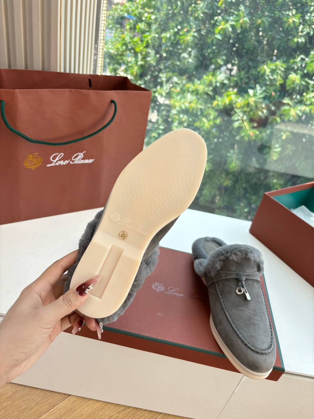 로로피아나(Loro Piana) 커플 퍼 트리밍 스웨이드 뮬 슬리퍼 신발