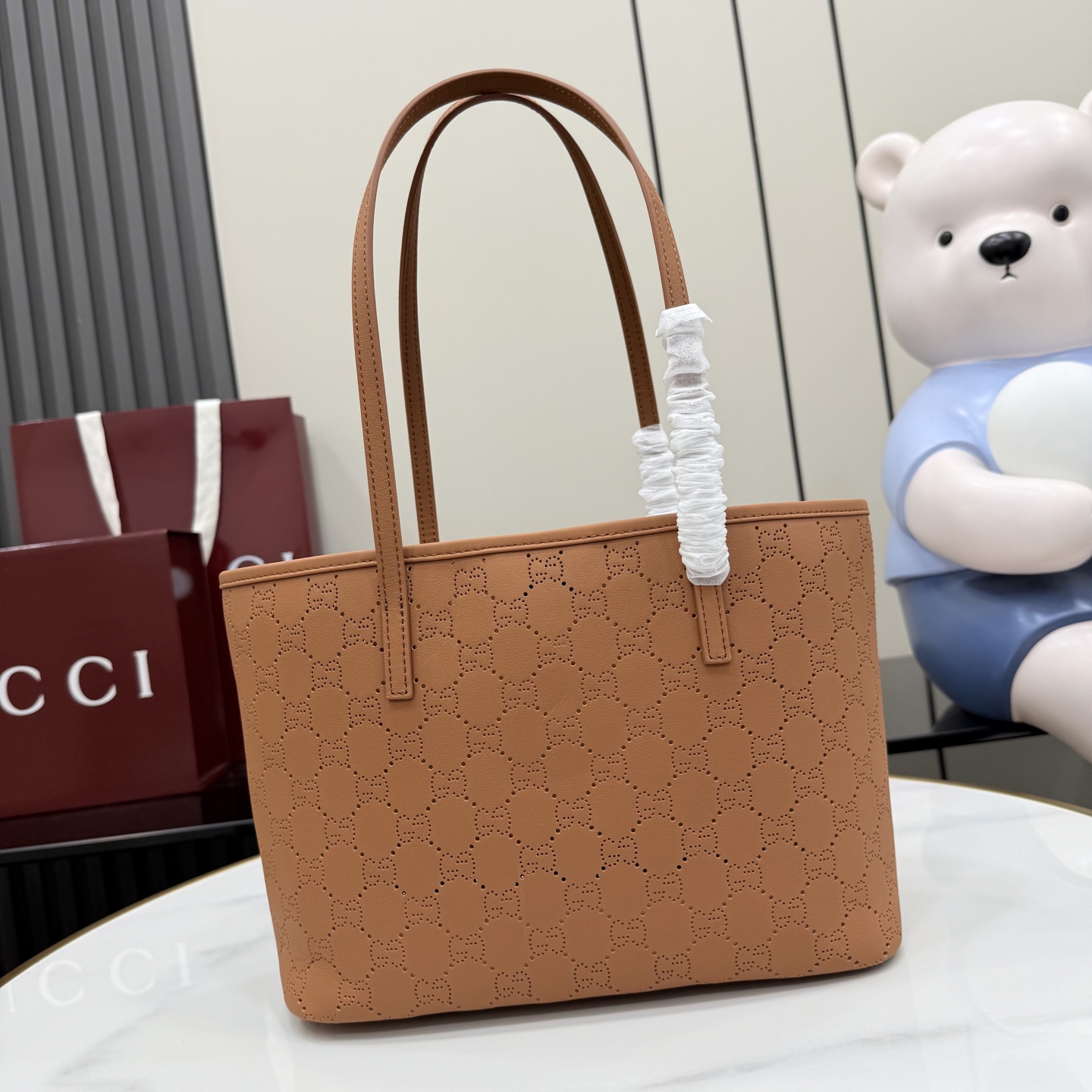 Gucci 구찌 제너레이션 구찌(Generation Gucci) 퍼포레이티드 GG 토트백 가방