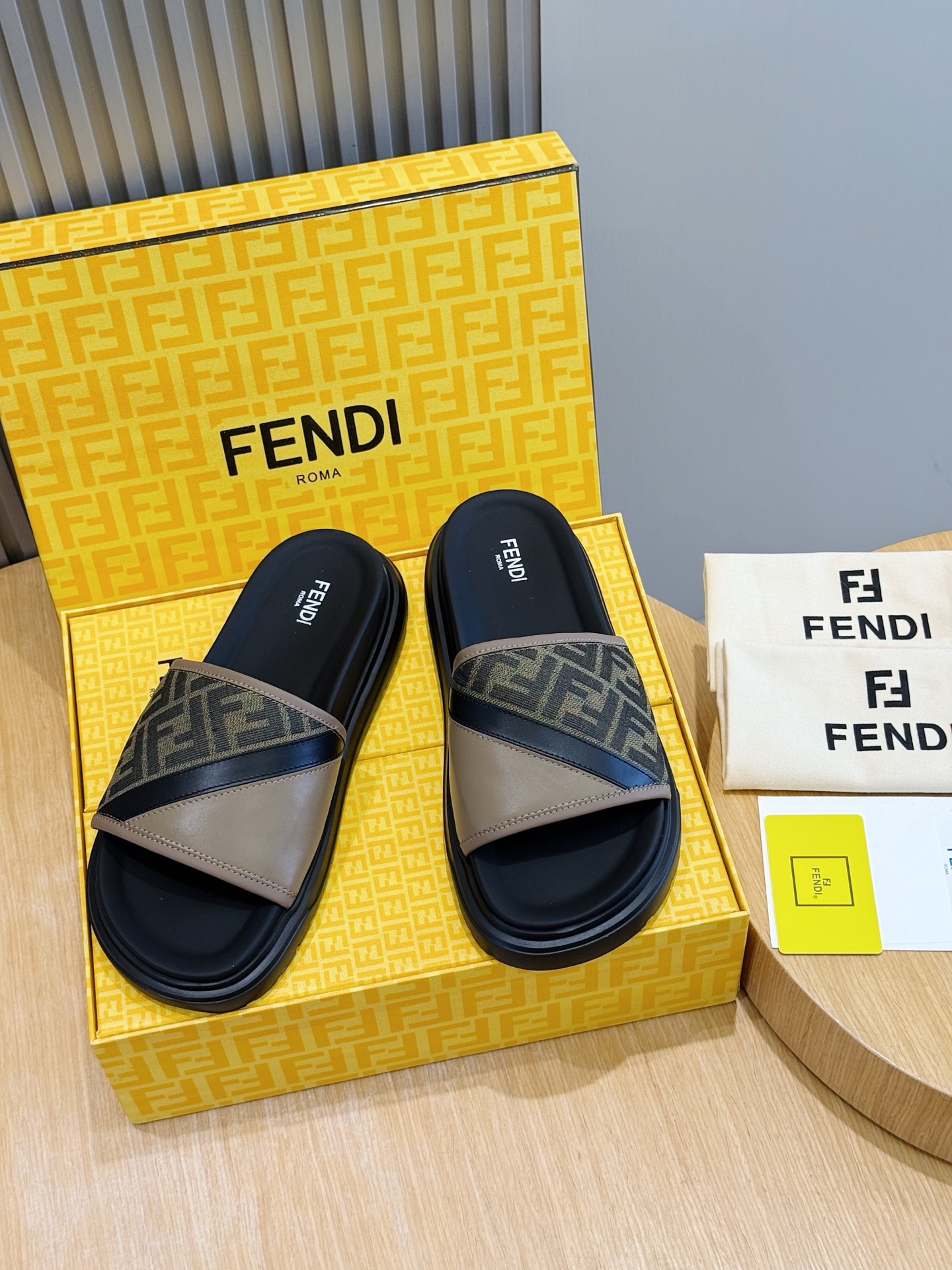 [Fendi] 펜디 맨즈 컬러블록 FF 로고 러버 슬라이드 슬리퍼 신발