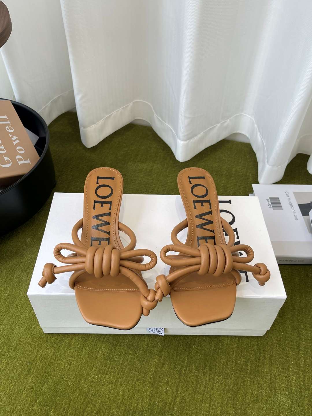 로에베(LOEWE) 리본 매듭 스트랩 미들힐 신발