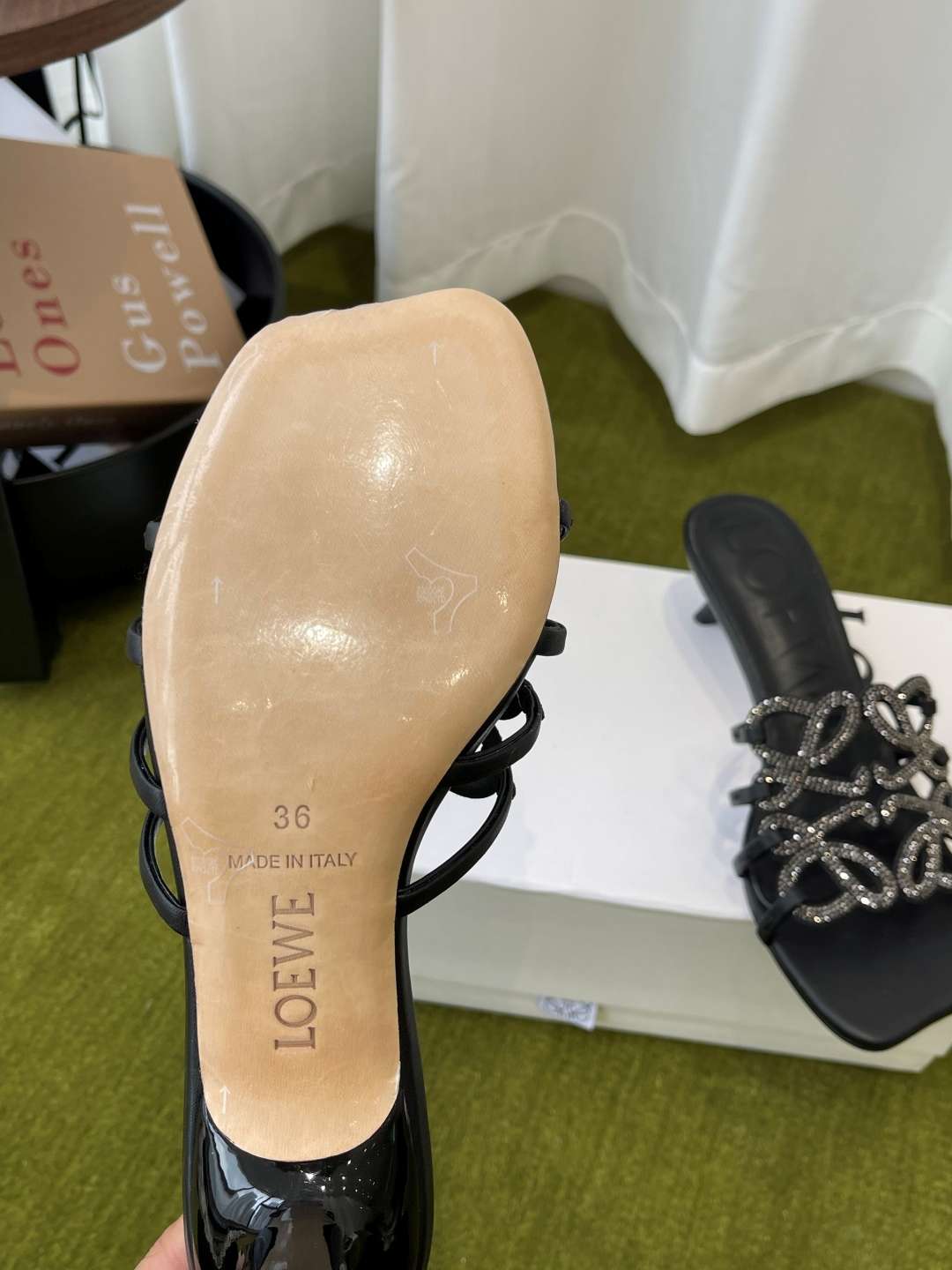 로에베(LOEWE) 아나그램 라인스톤 미들 힐 신발
