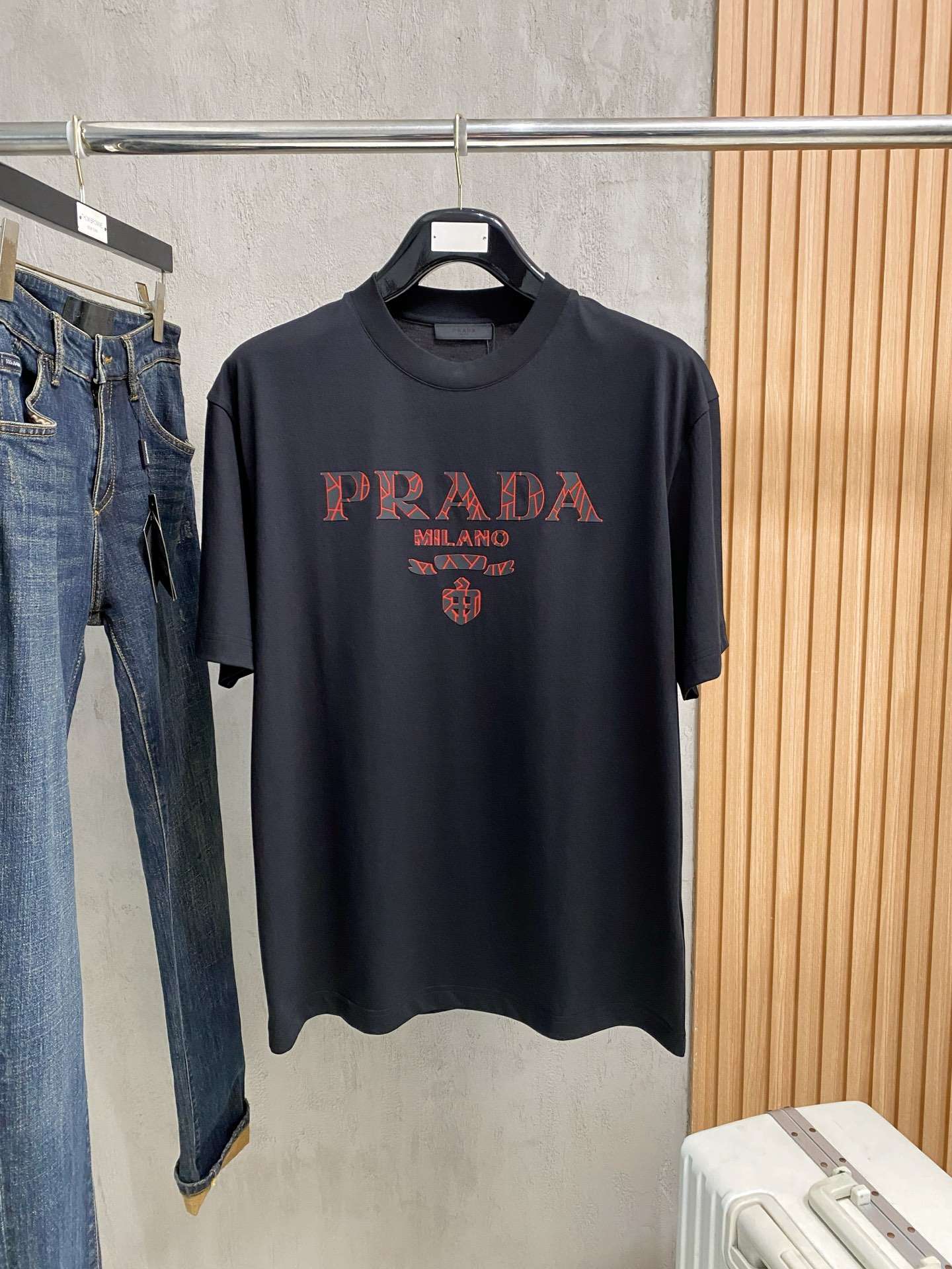 프라다(PRADA) 밀라노 로고 그래픽 프린트 반팔 티셔츠 상의 의류