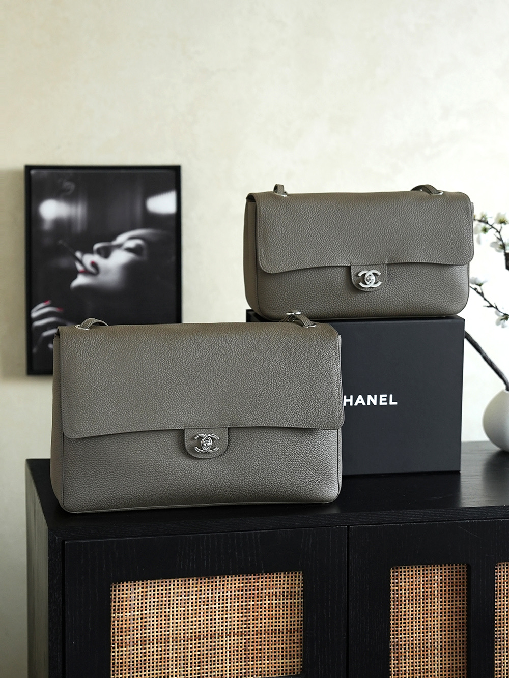 [CHANEL] 샤넬 26S 맥시 플랩 백 가방 AS6233