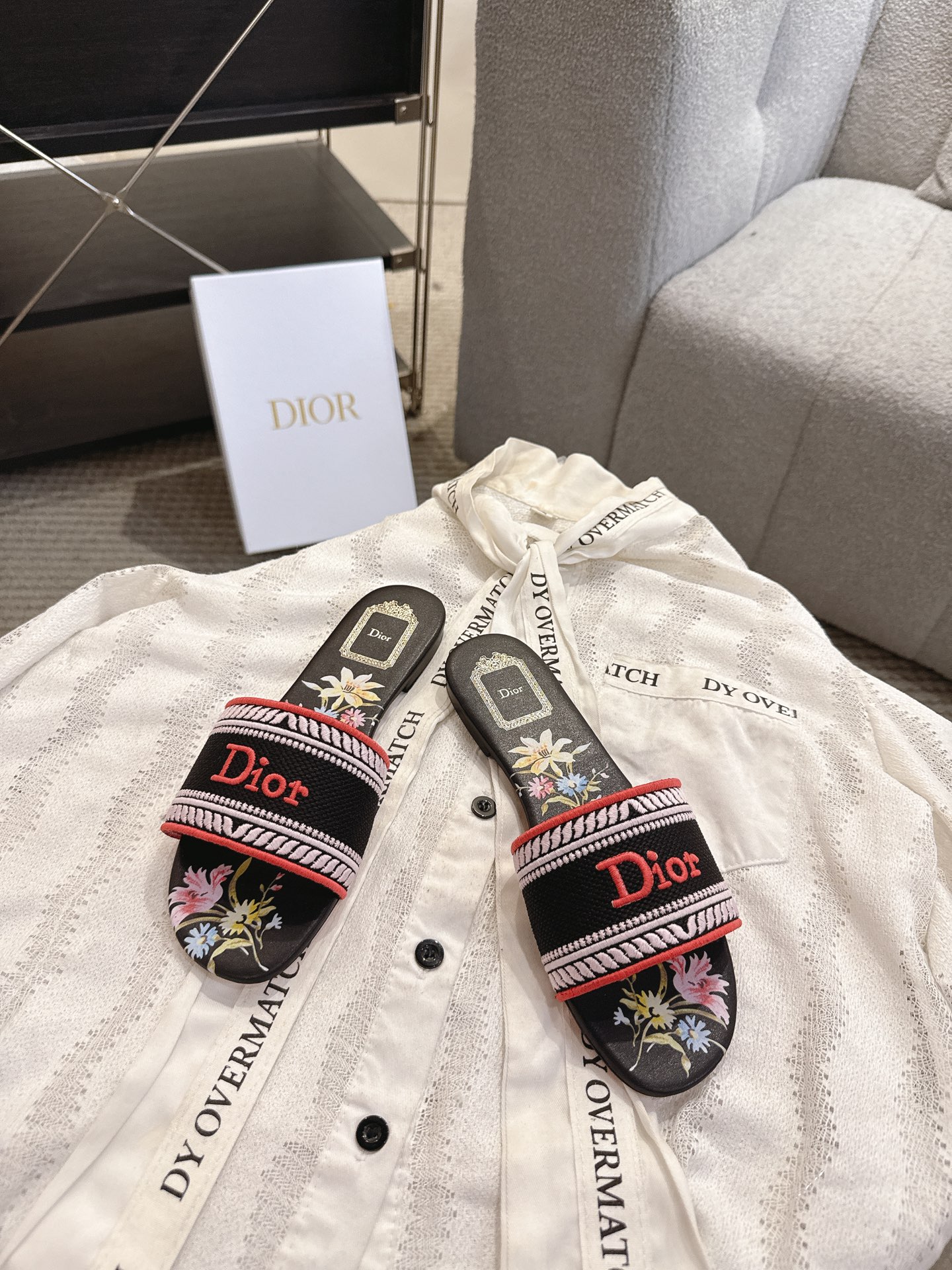 디올(DIOR) 플라워 자수 로고 슬라이드 슬리퍼