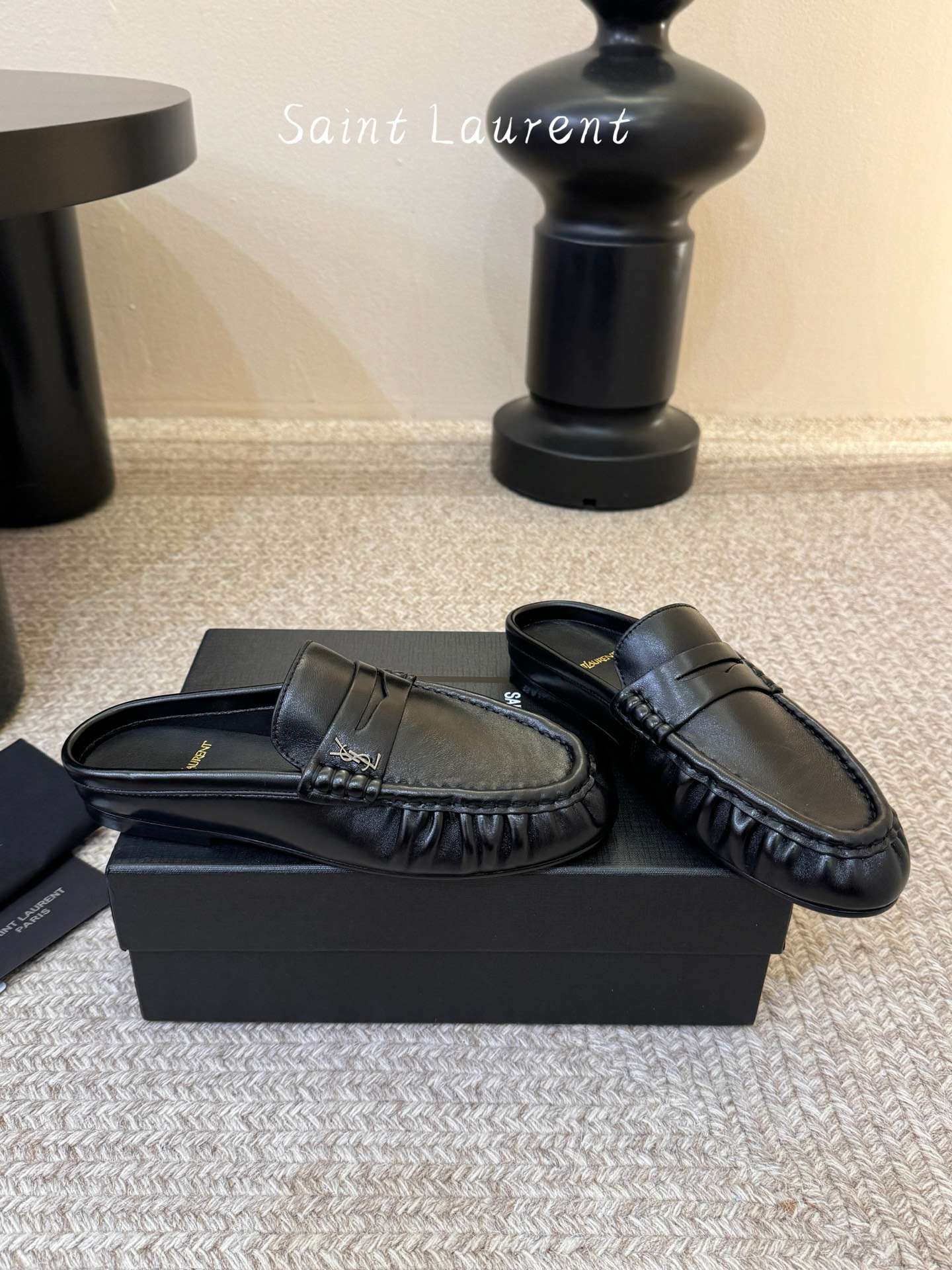 생로랑(SAINT LAURENT) 카프 레더 페니 백리스 로퍼 신발