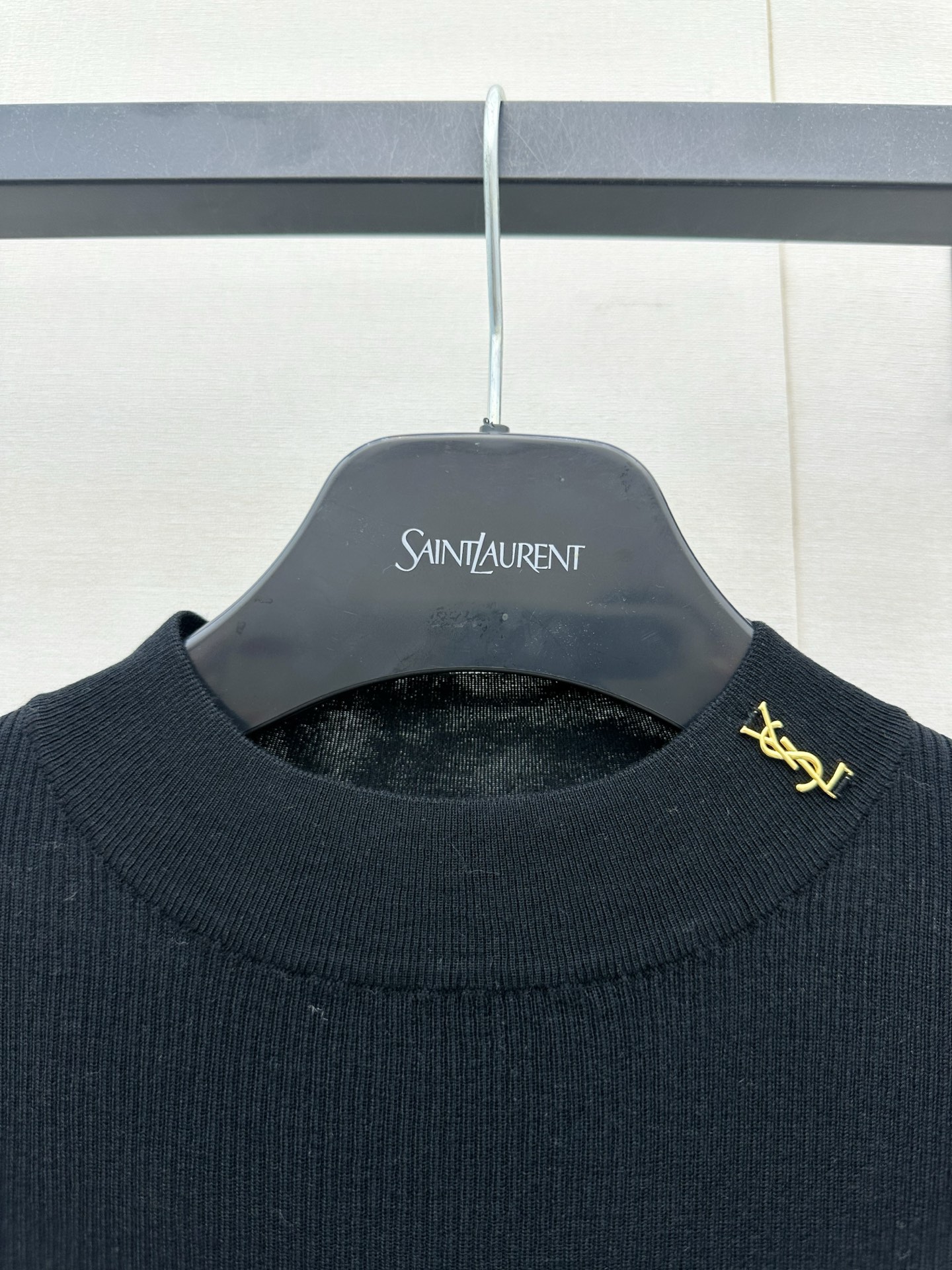 생로랑(SAINT LAURENT) 골드 로고 하프넥 실크 니트 상의 의류