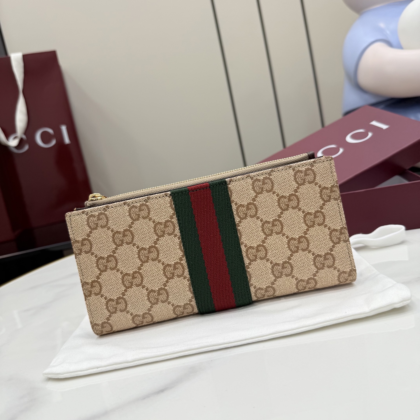 [Gucci] 구찌 (Generation) GG 수프림 삼선 웹 플랩 장지갑