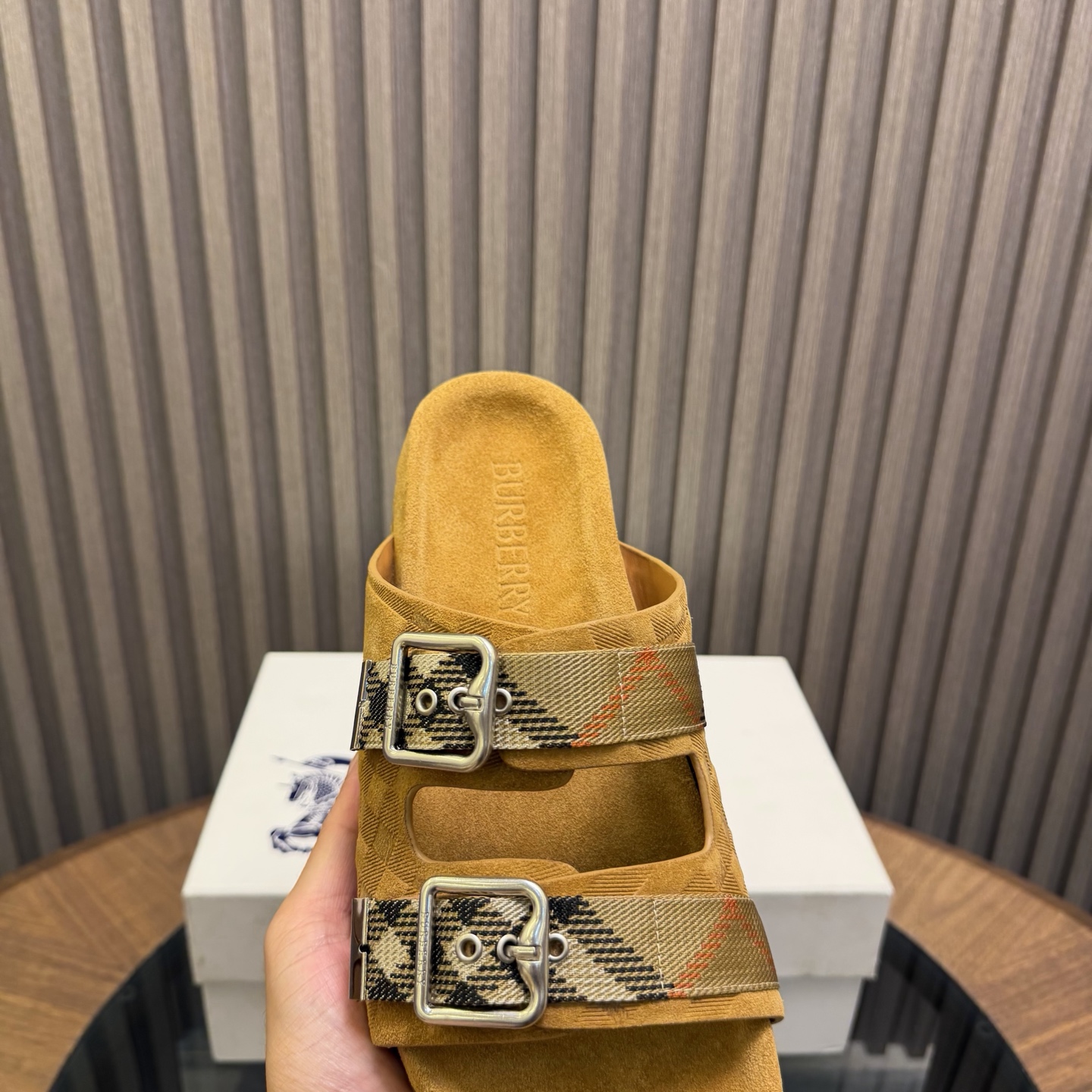 [Burberry] 버버리 맨즈 체크 엠보스드 레더 뮬 슬라이드 슬리퍼 샌들 신발
