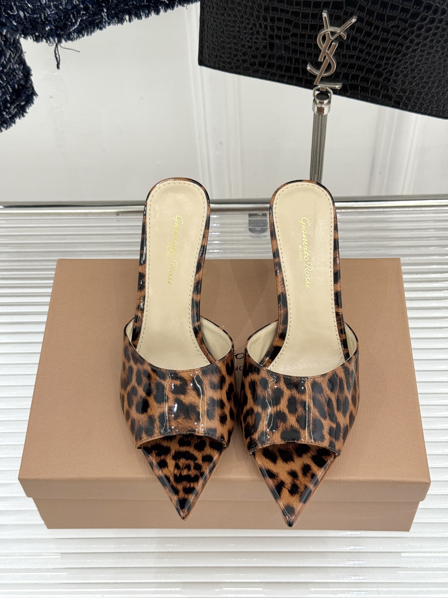 지안비토 로시(Gianvito Rossi) 슬림 포인티드 힐 슬리퍼 신발
