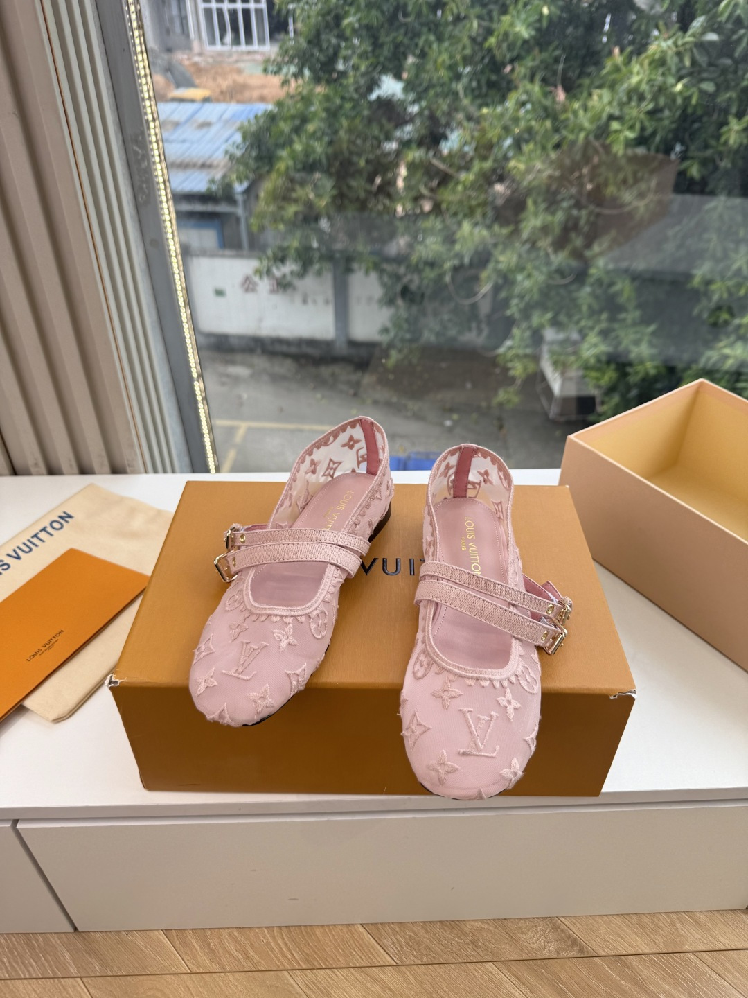 루이비통(LV) 무라카미 체리 메쉬 샌들 신발