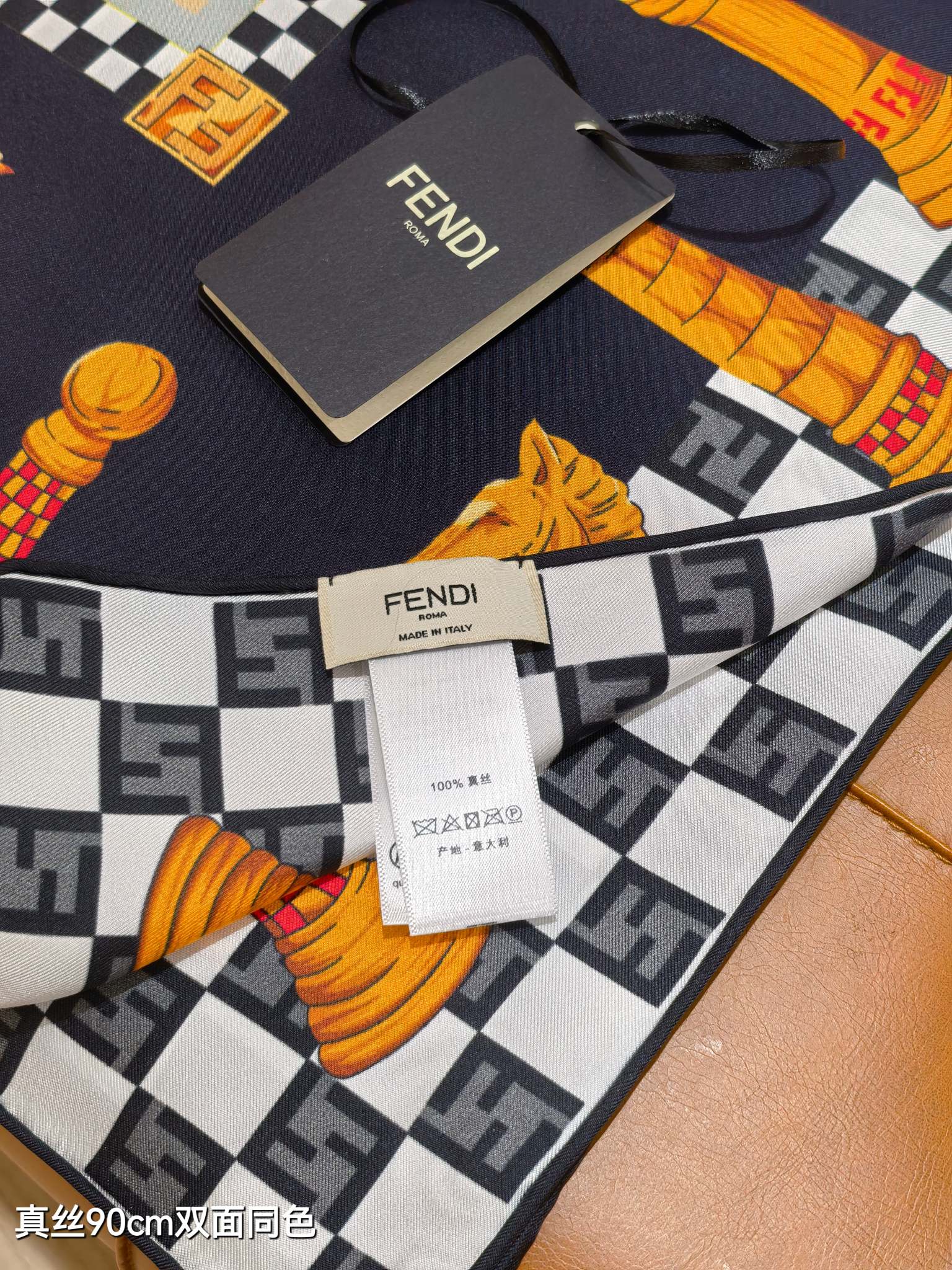 펜디(FENDI) 체스 모티브 실크 목도리 스카프