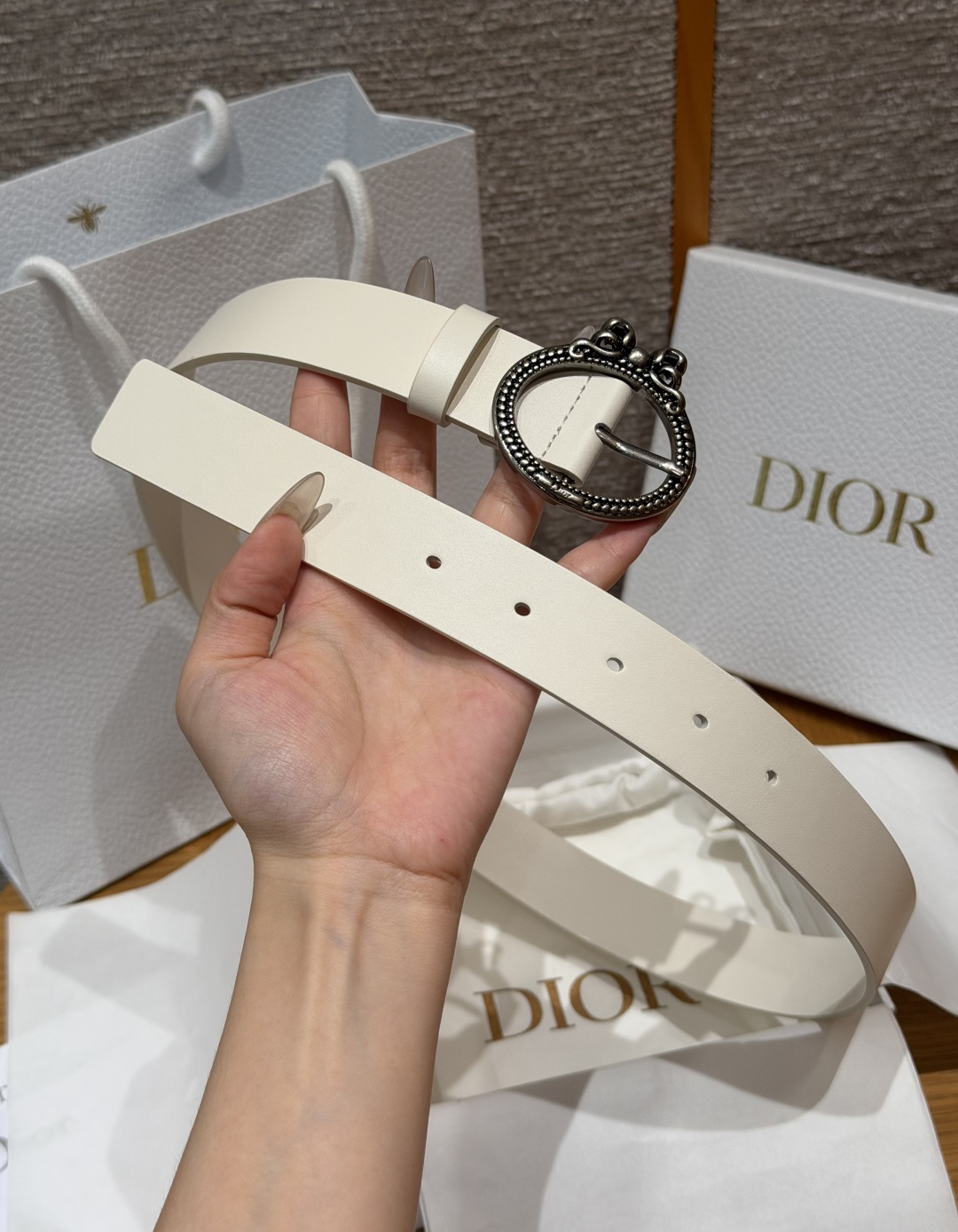 디올(DIOR) 리버서블 카프스킨 앤티크 핀 버클 벨트