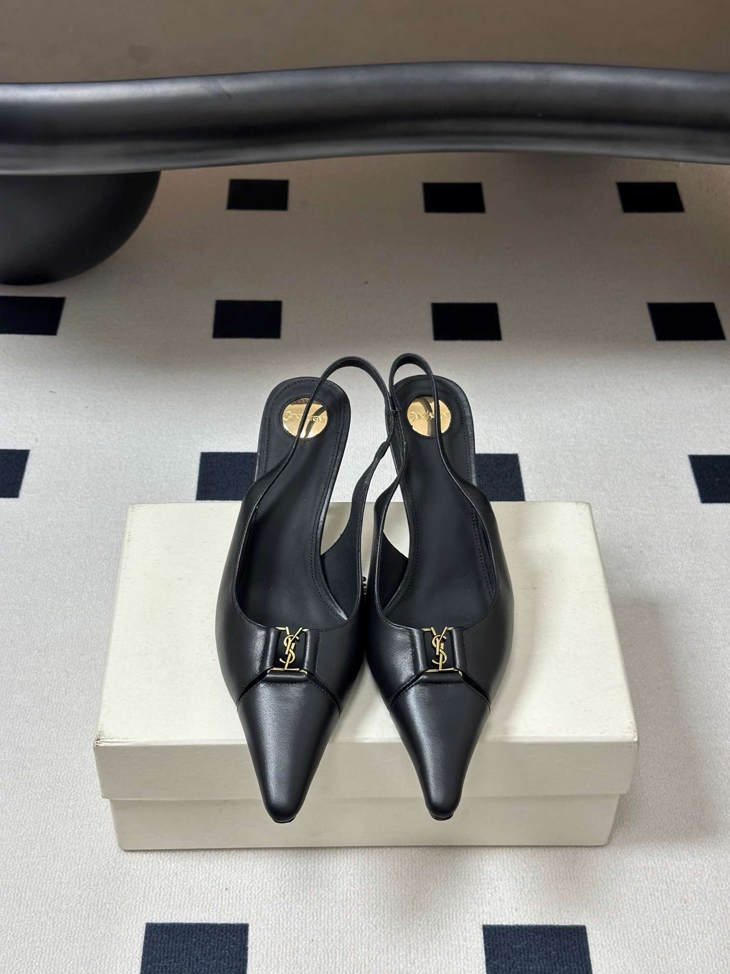 생로랑(SAINT LAURENT) YSL 메탈 로고 캡토 슬링백 펌프스 신발