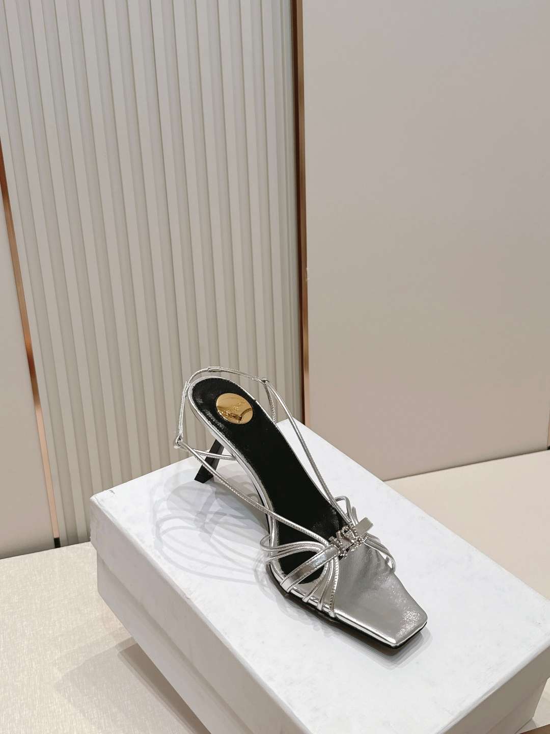 생로랑(YSL) 스퀘어토 스트랩 샌들 신발