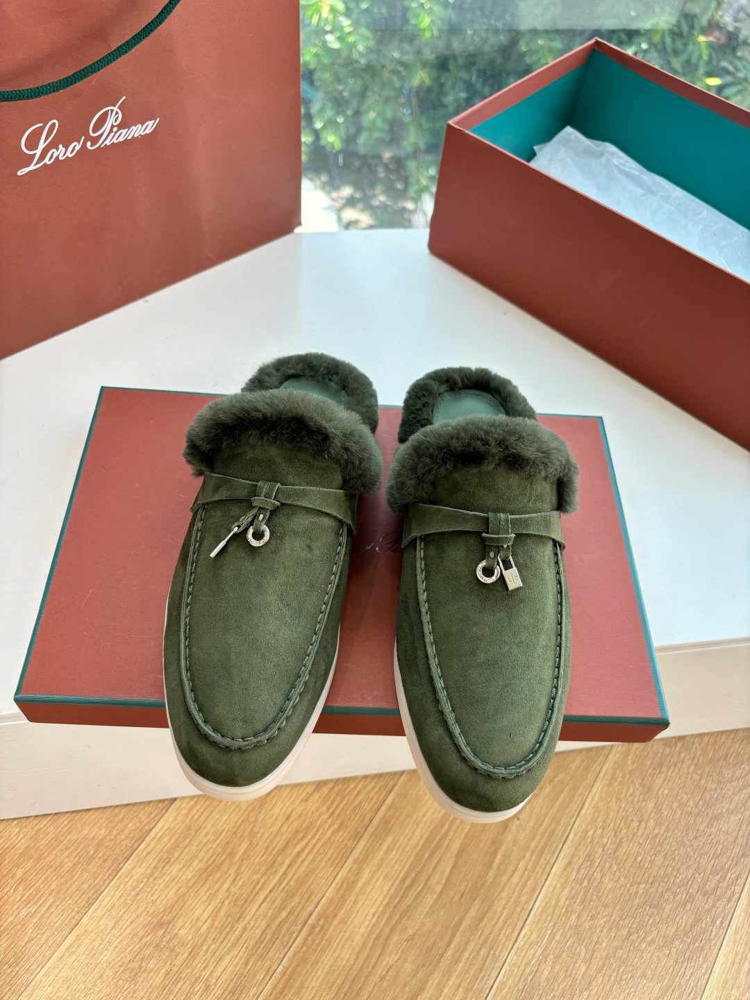 로로피아나(Loro Piana) 커플 퍼 트리밍 스웨이드 뮬 슬리퍼 신발