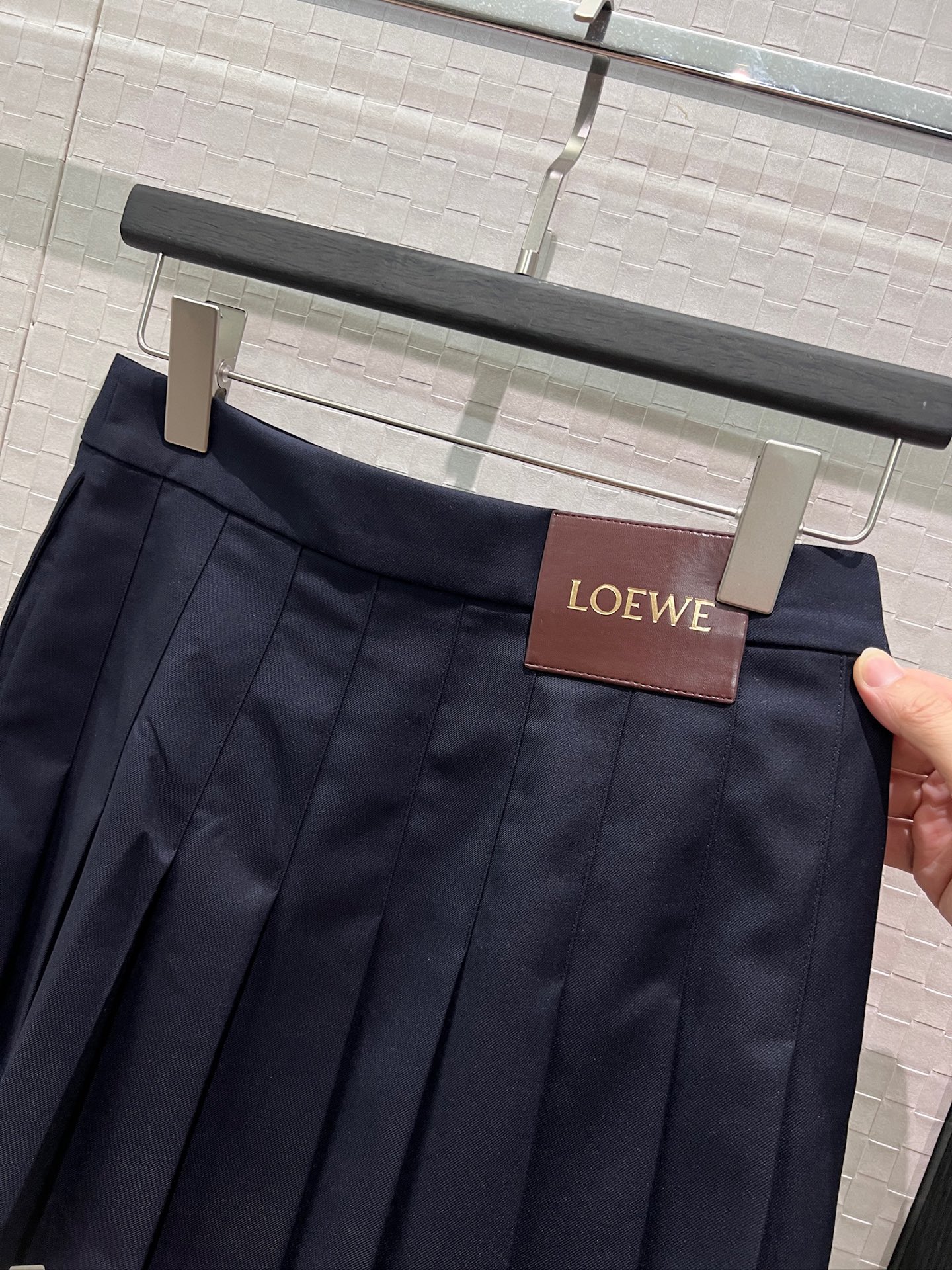 [Loewe] 로에베 26SS 비대칭 레더 버클 플리츠 스커트 치마 의류